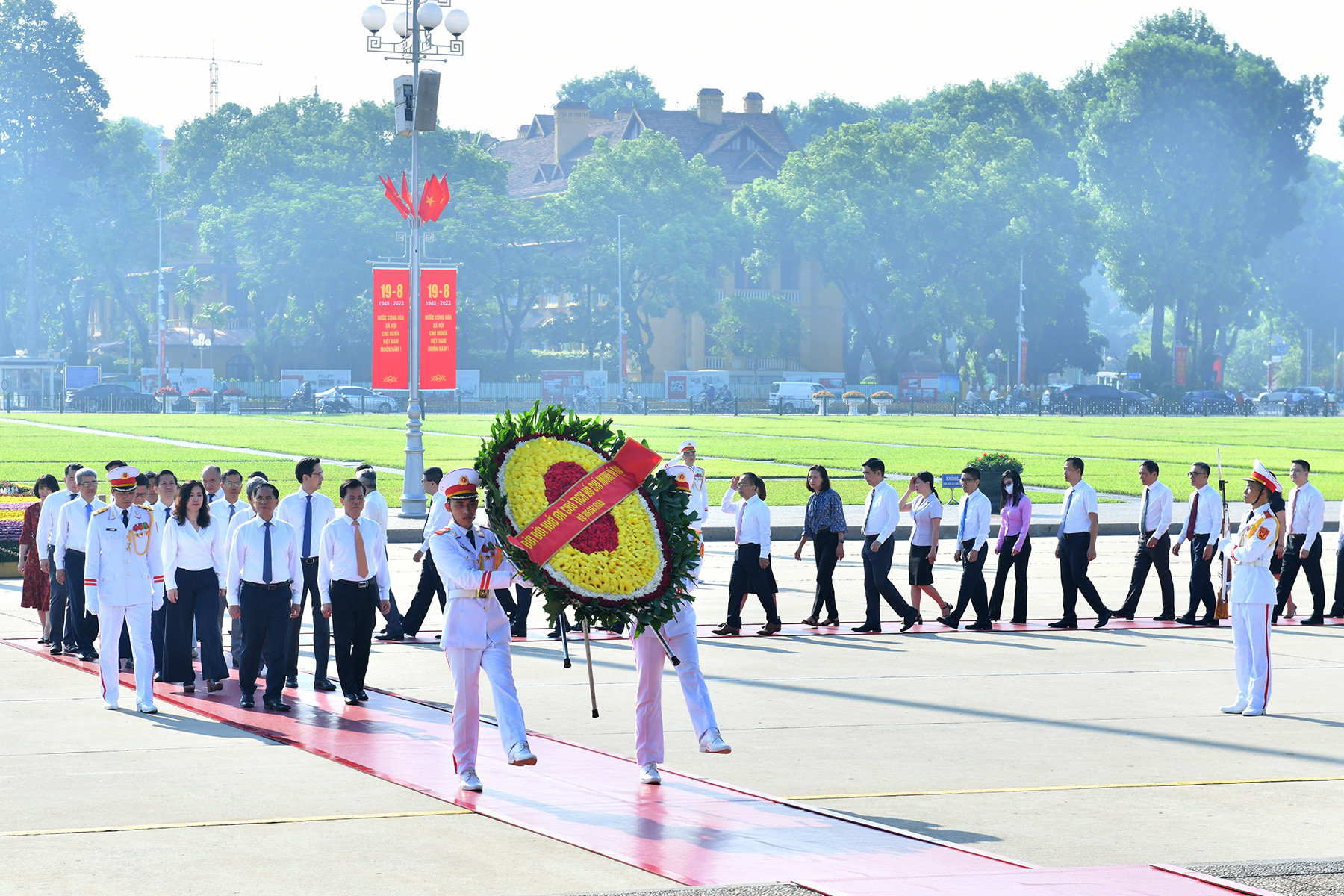 Đoàn đại biểu Bộ Ngoại giao vào Lăng viếng Chủ tịch Hồ Chí Minh.