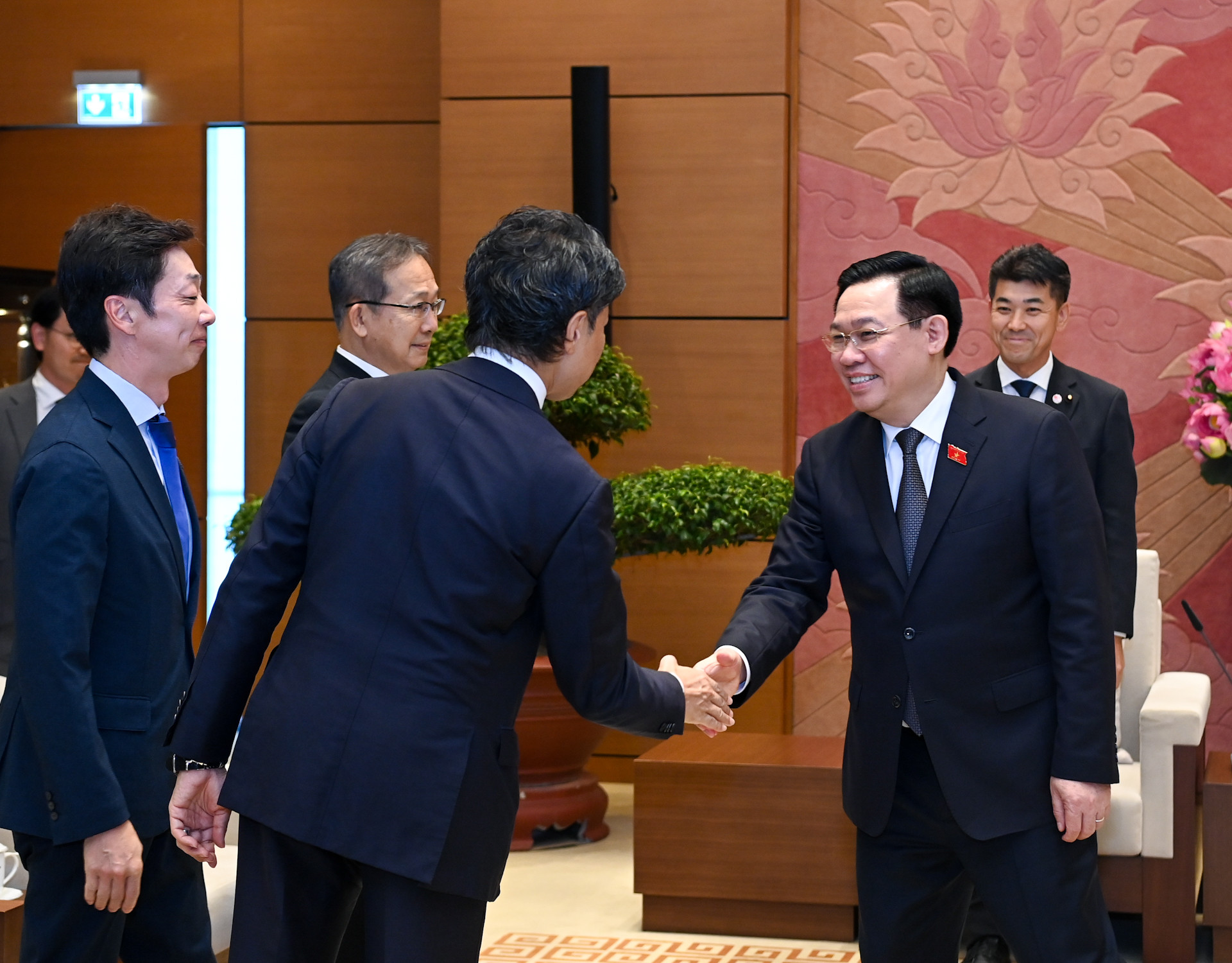 Chủ tịch Quốc hội Vương Đình Huệ với các thành viên tháp tùng Chủ tịch Đảng Dân chủ lập hiến Nhật Bản. Chủ tịch Quốc hội Vương Đình Huệ với các thành viên tháp tùng Chủ tịch Đảng Dân chủ lập hiến Nhật Bản.