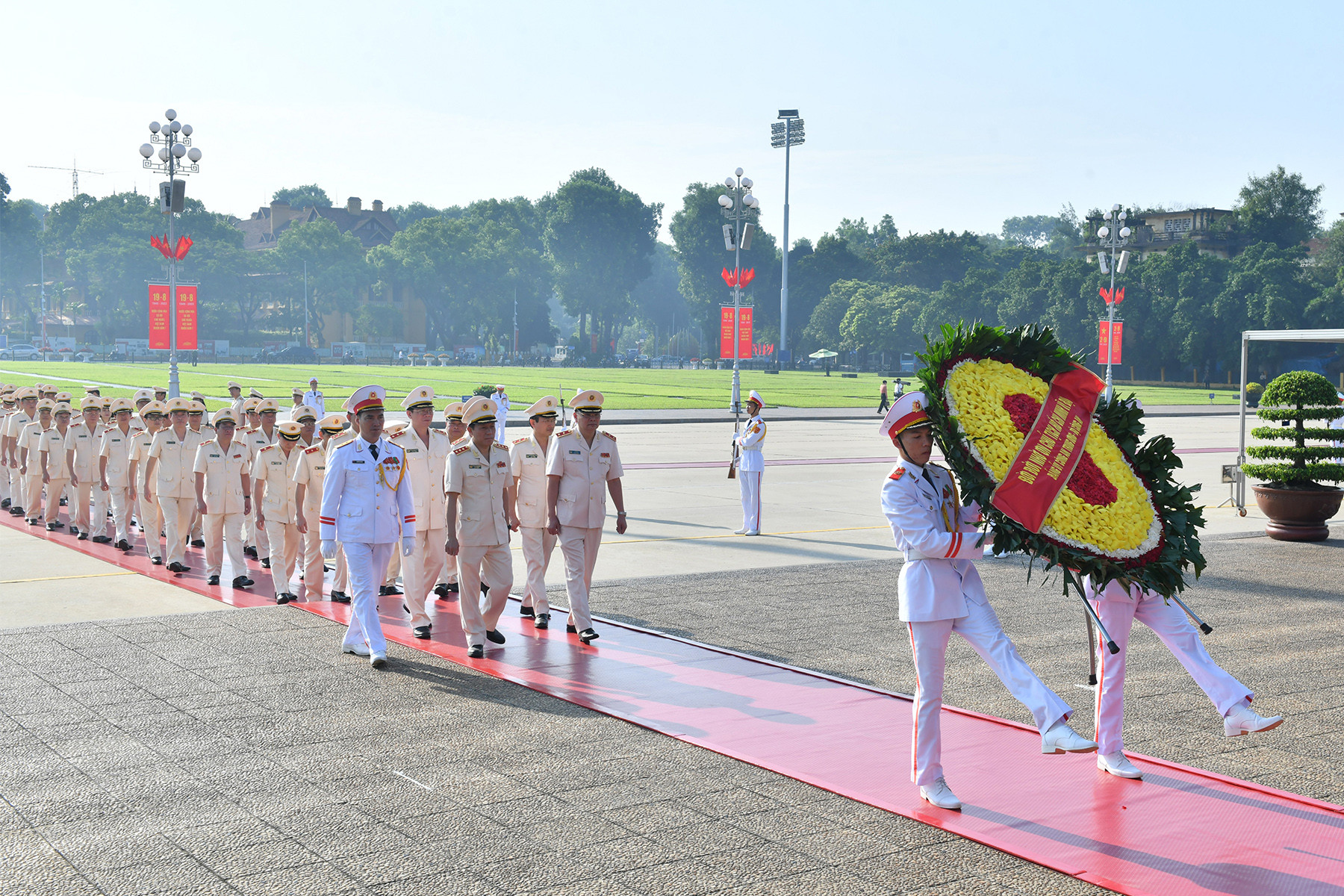 Đoàn đại biểu Đảng ủy Công an Trung ương và Bộ Công an vào Lăng viếng Chủ tịch Hồ Chí Minh.