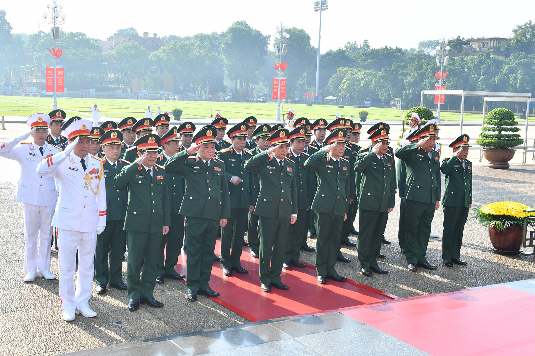 Đoàn đại biểu Quân ủy Trung ương và Bộ Quốc phòng vào Lăng viếng Bác.