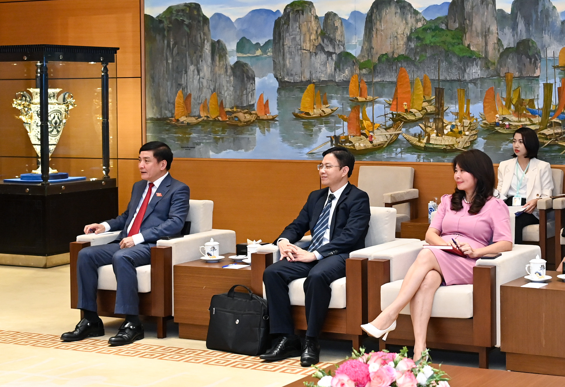 Tổng Thư ký, Chủ nhiệm Văn phòng Quốc hội Bùi Văn Cường, Phó Trưởng Ban Đối ngoại Trung ương Ngô Lê Văn, Phó Chủ nhiệm Ủy ban Đối ngoại Lê Thu Hà cùng các đại biểu dự buổi tiếp. Tổng Thư ký, Chủ nhiệm Văn phòng Quốc hội Bùi Văn Cường, Phó Trưởng Ban Đối ngoại Trung ương Ngô Lê Văn, Phó Chủ nhiệm Ủy ban Đối ngoại Lê Thu Hà cùng các đại biểu dự buổi tiếp.