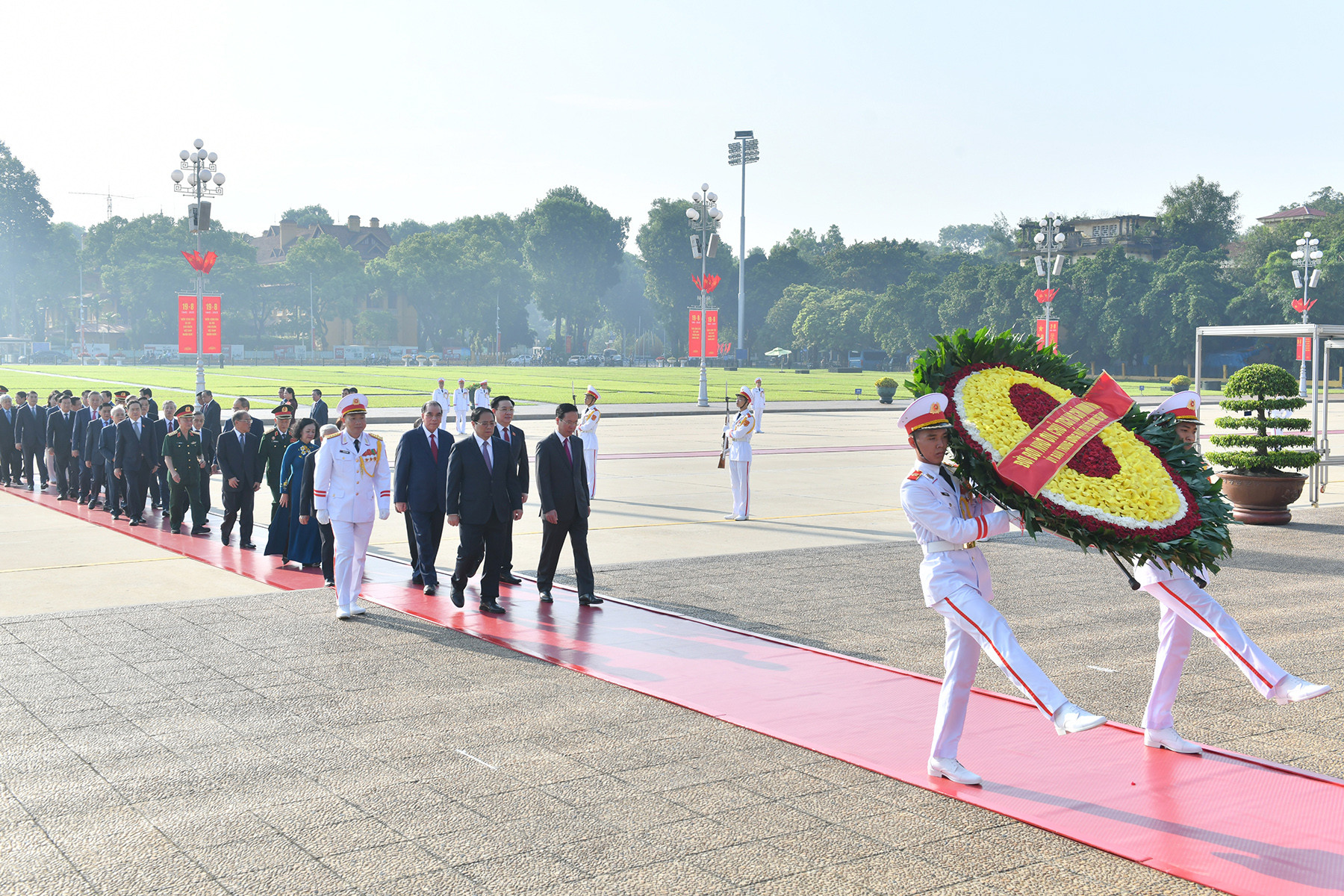 Các đồng chí lãnh đạo, nguyên lãnh đạo Đảng, Nhà nước vào Lăng viếng Chủ tịch Hồ Chí Minh.