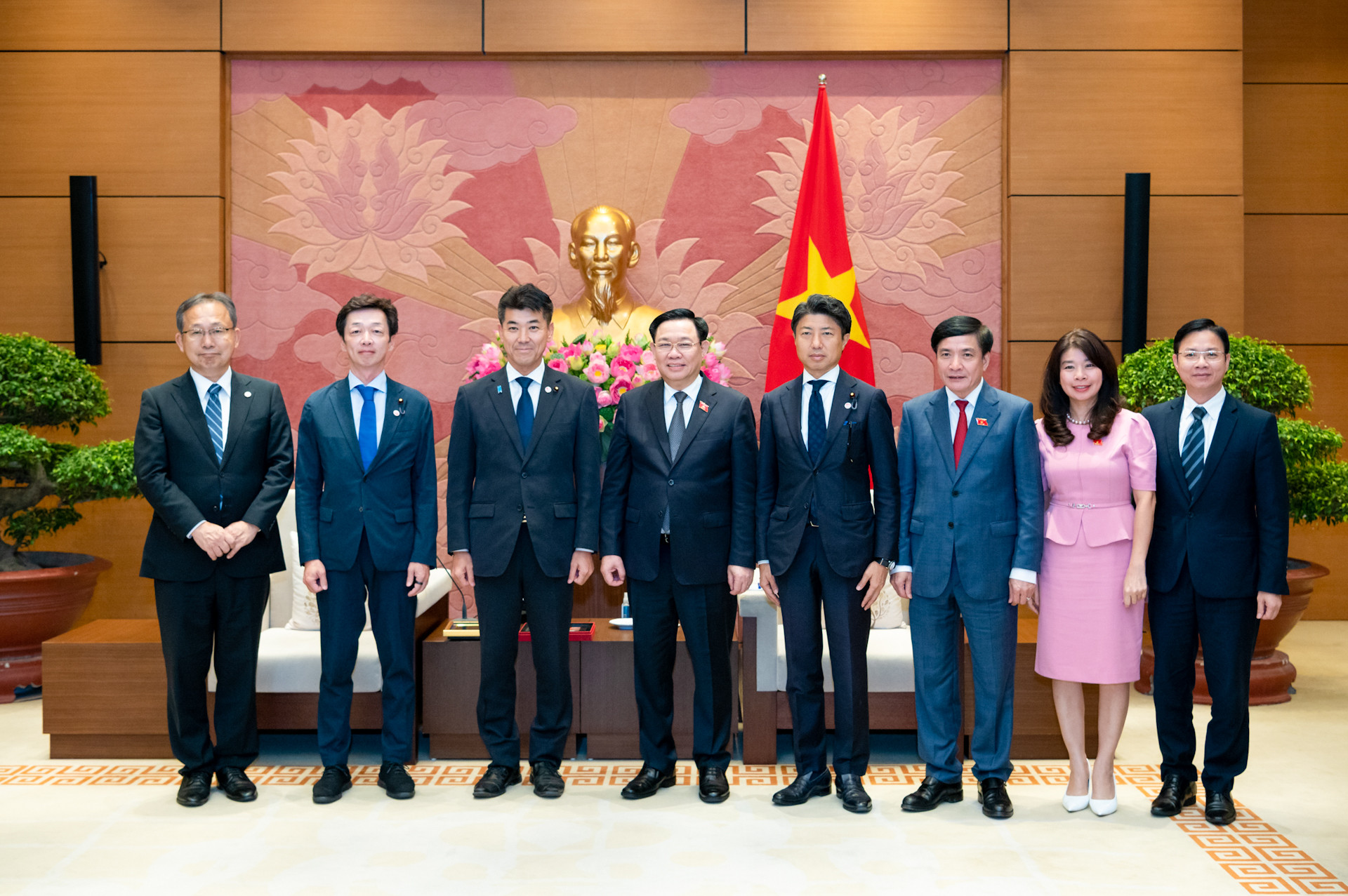 Chủ tịch Quốc hội Vương Đình Huệ và Chủ tịch Đảng Dân chủ lập hiến Nhật Bản Izumi Kenta chụp ảnh lưu niệm với đại biểu hai nước. Chủ tịch Quốc hội Vương Đình Huệ và Chủ tịch Đảng Dân chủ lập hiến Nhật Bản Izumi Kenta chụp ảnh lưu niệm với đại biểu hai nước.