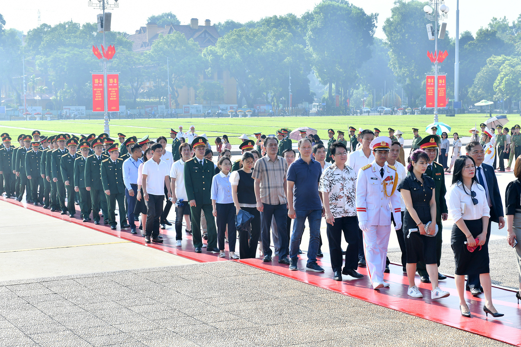 Đoàn người vào Lăng viếng Chủ tịch Hồ Chí Minh.