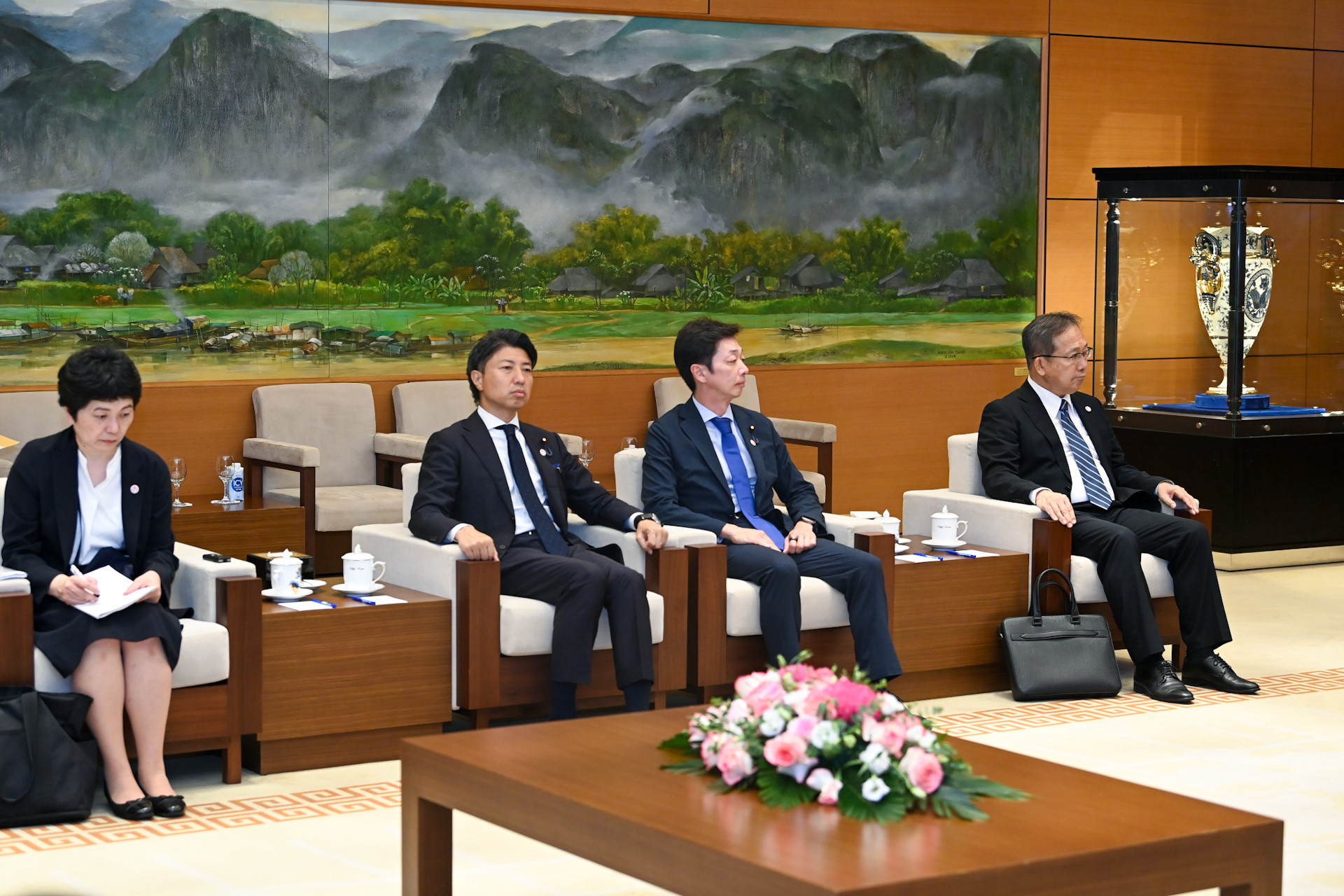 Các thành viên tháp tùng Chủ tịch Đảng Dân chủ lập hiến Nhật Bản dự buổi tiếp. Các thành viên tháp tùng Chủ tịch Đảng Dân chủ lập hiến Nhật Bản dự buổi tiếp.