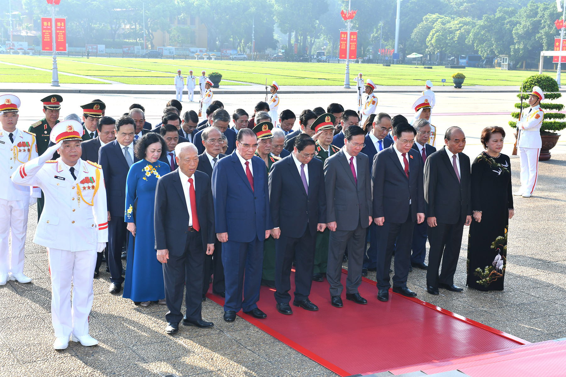 Các đồng chí lãnh đạo Đảng, Nhà nước thành kính tưởng nhớ công lao to lớn của Chủ tịch Hồ Chí Minh.