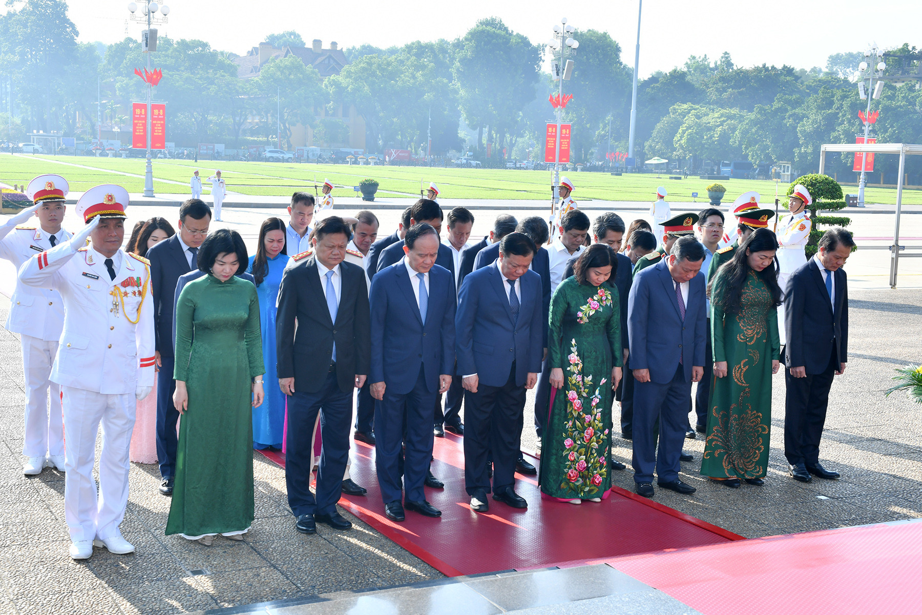 Đoàn đại biểu Thành ủy, Hội đồng nhân dân, Ủy ban nhân dân, Ủy ban Mặt trận Tổ quốc thành phố Hà Nội vào Lăng viếng Chủ tịch Hồ Chí Minh.