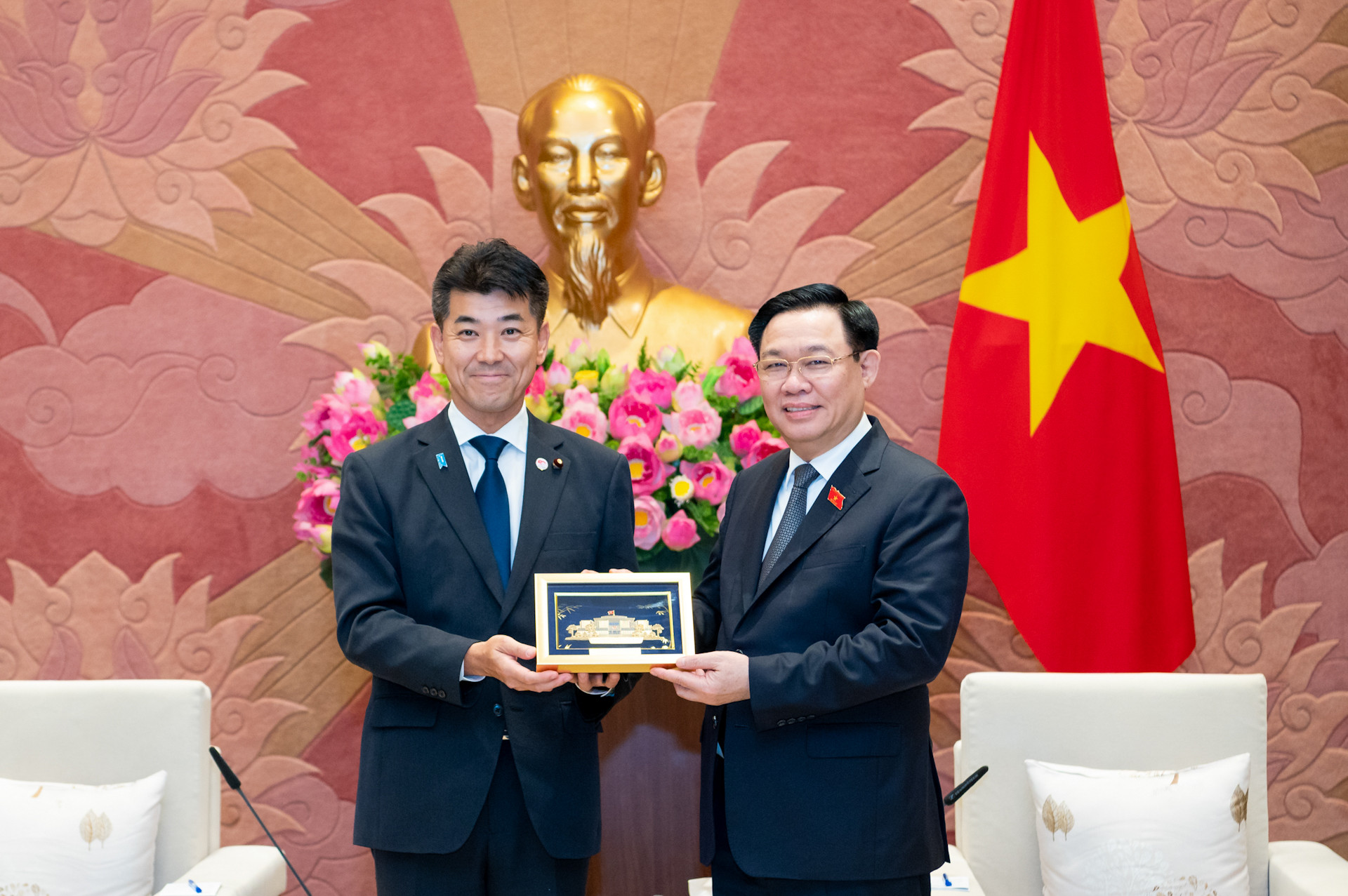 Chủ tịch Quốc hội Vương Đình Huệ tặng quà lưu niệm cho Chủ tịch Đảng Dân chủ lập hiến Nhật Bản Izumi Kenta. Chủ tịch Quốc hội Vương Đình Huệ tặng quà lưu niệm cho Chủ tịch Đảng Dân chủ lập hiến Nhật Bản Izumi Kenta.