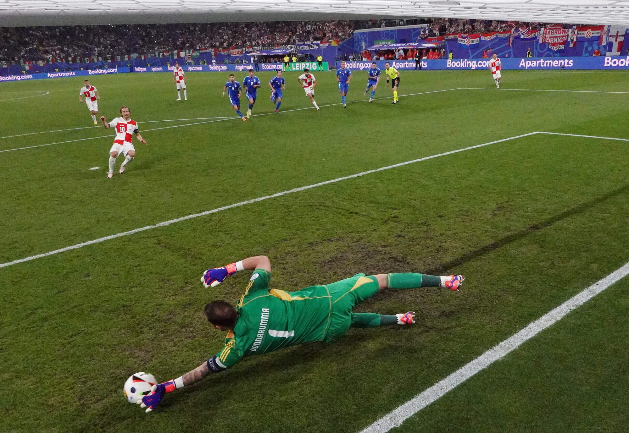 Pha cứu thua xuất sắc của Gianluigi Donnarumma. (Ảnh: ESPN) Pha cứu thua xuất sắc của Gianluigi Donnarumma. (Ảnh: ESPN)