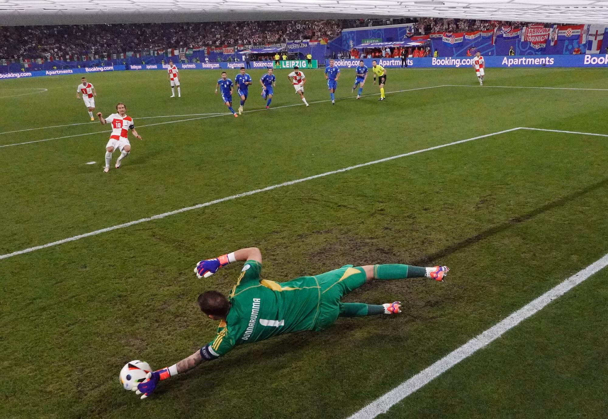 Pha cứu thua xuất sắc của Gianluigi Donnarumma. (Ảnh: ESPN)