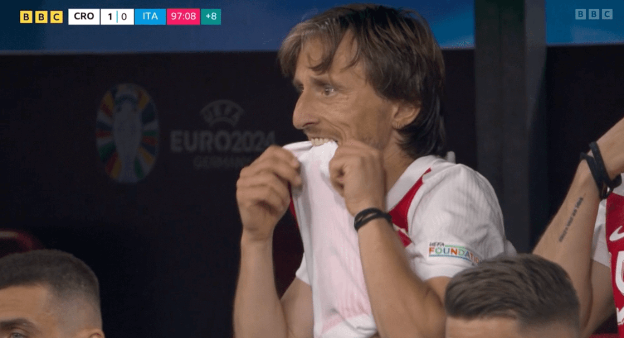 Modric cắn áo đấu trong sự căng thẳng đến nghẹt thở. (Ảnh: Getty) Modric cắn áo đấu trong sự căng thẳng đến nghẹt thở. (Ảnh: Getty)