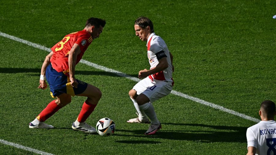 Fabian Ruiz dễ dàng đảo bóng ngay trước mặt Modric và Brozovic để ghi bàn. (Ảnh: Dailysports) Fabian Ruiz dễ dàng đảo bóng ngay trước mặt Modric và Brozovic để ghi bàn. (Ảnh: Dailysports)