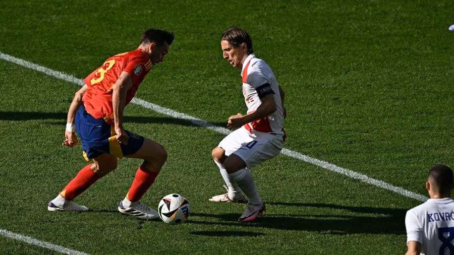 Fabian Ruiz dễ dàng đảo bóng ngay trước mặt Modric và Brozovic để ghi bàn. (Ảnh: Dailysports)