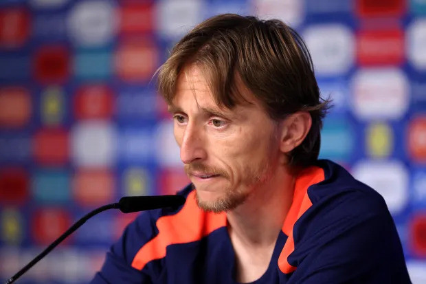 Gương mặt thẫn thờ của Modric trong phòng họp báo. (Ảnh: ESPN) Gương mặt thẫn thờ của Modric trong phòng họp báo. (Ảnh: ESPN)