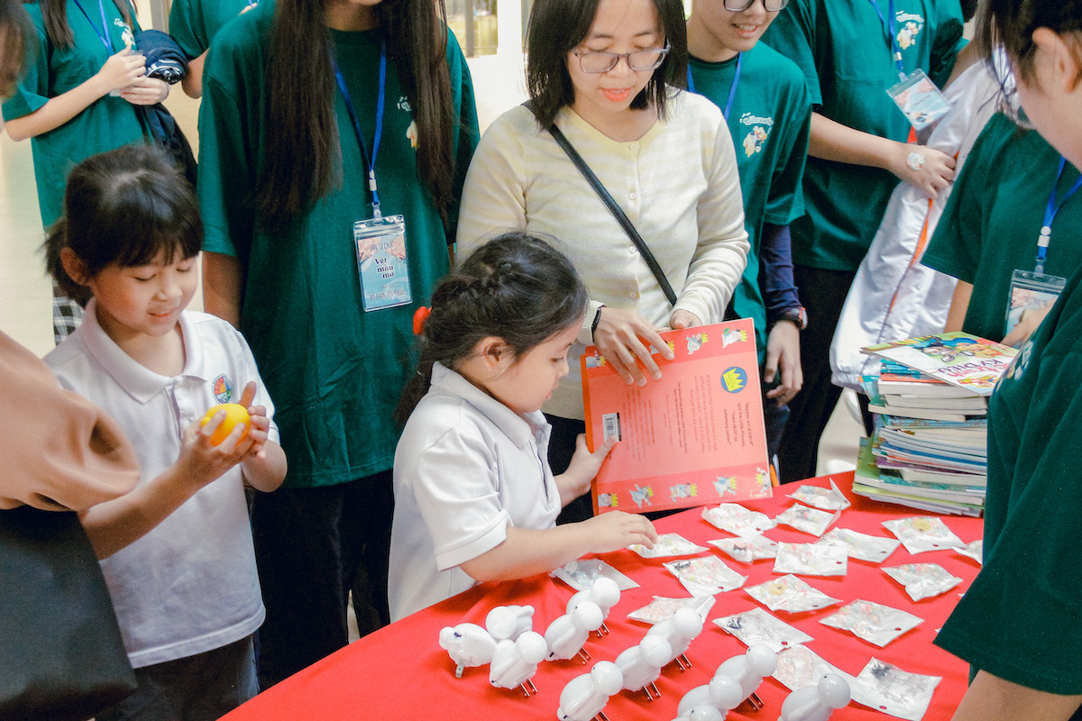 Học sinh tham gia trao đổi sách
