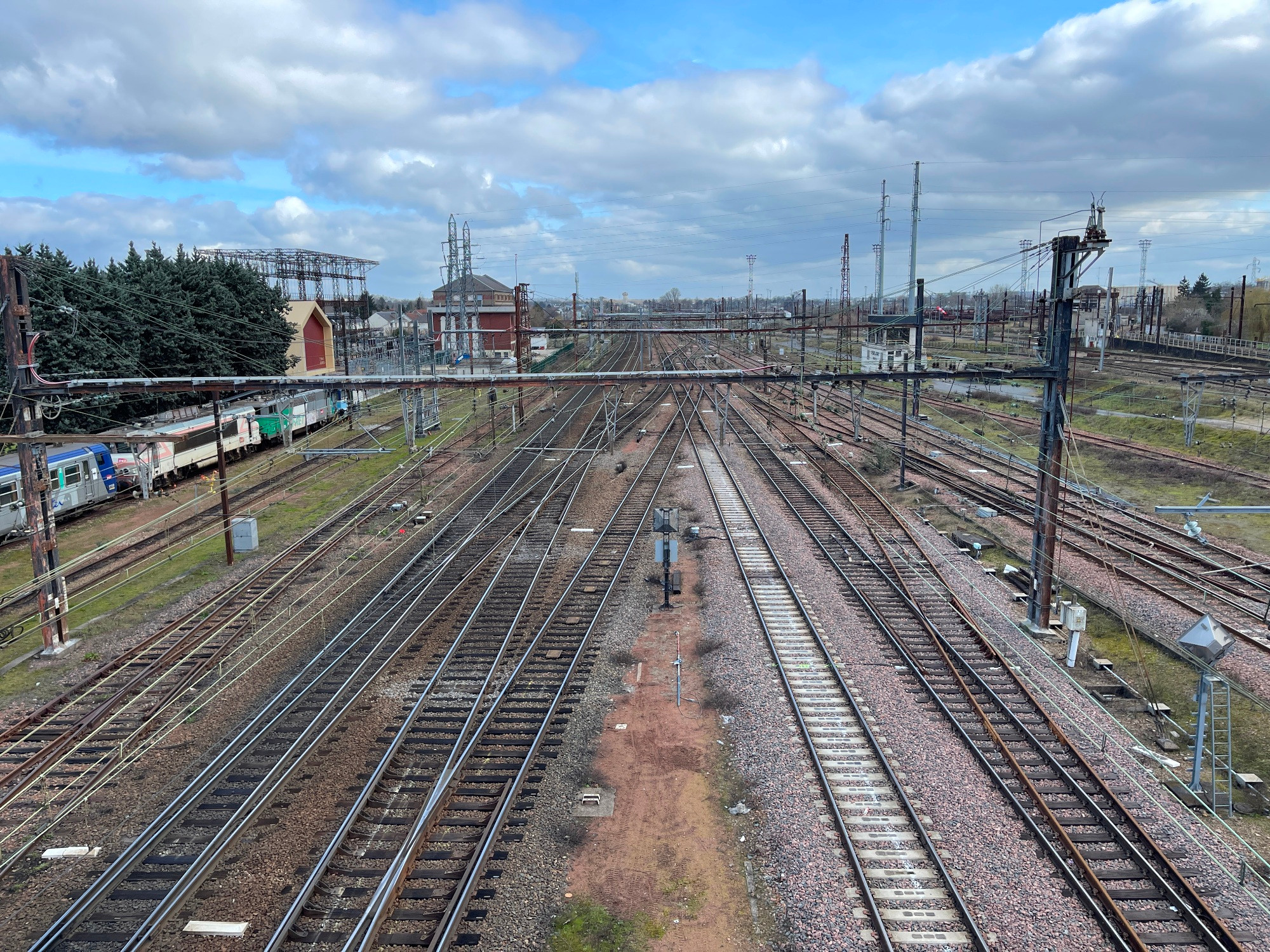 Nhà ga Saint-Pierre-des-Corps, nơi chiến sĩ cộng sản Pháp Ramyonde Dien chặn đoàn tàu chở vũ khí sang phục vụ chiến tranh ở Việt Nam và sau đó bị giam 305 ngày trong tù.