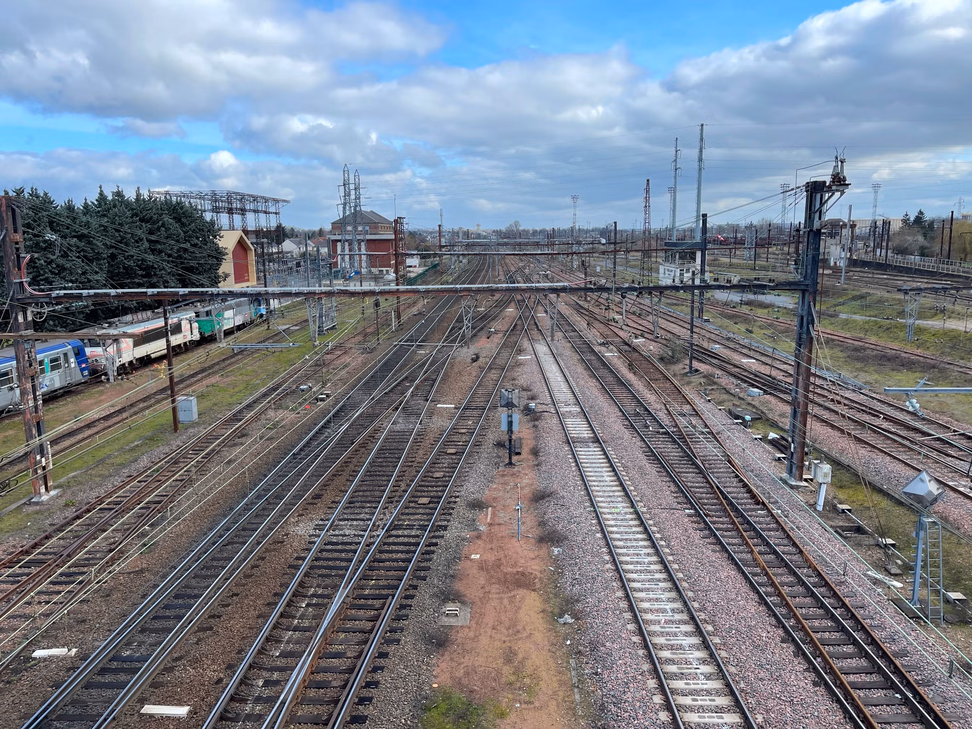Nhà ga Saint-Pierre-des-Corps, nơi chiến sĩ cộng sản Pháp Ramyonde Dien chặn đoàn tàu chở vũ khí sang phục vụ chiến tranh ở Việt Nam và sau đó bị giam 305 ngày trong tù.