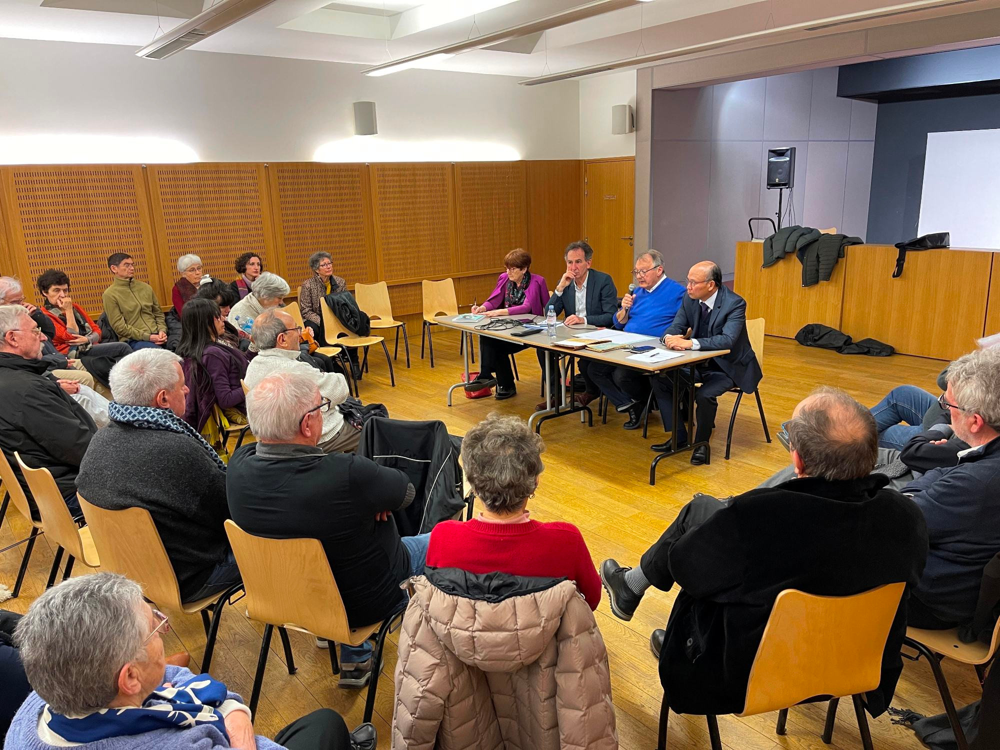 Nhiều bạn bè Pháp tham dự cuộc tọa đàm về phong trào đấu tranh vì hòa bình của Việt Nam trong những năm kháng chiến chống thực dân Pháp.