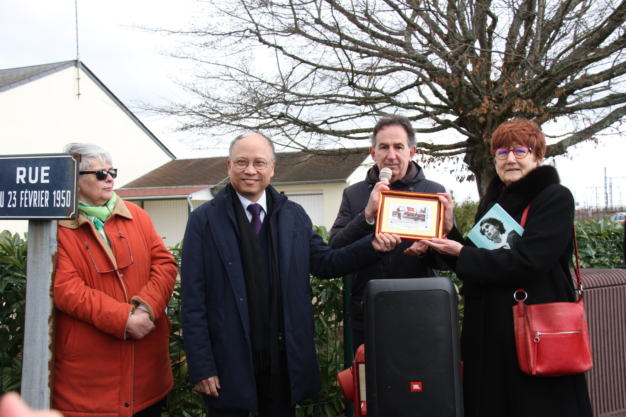 Đại sứ Đinh Toàn Thắng trao tặng bức tem kỷ niệm 100 năm Bác Hồ đặt chân đến Pháp cho cựu Thị trưởng thành phố Saint-Pierre-des-Corps, bà Marie-France Beaufils và Bí thư Đảng ủy thành phố Saint-Pierre-des-Corps (Đảng Cộng sản Pháp), ông Gilles Moindrot.