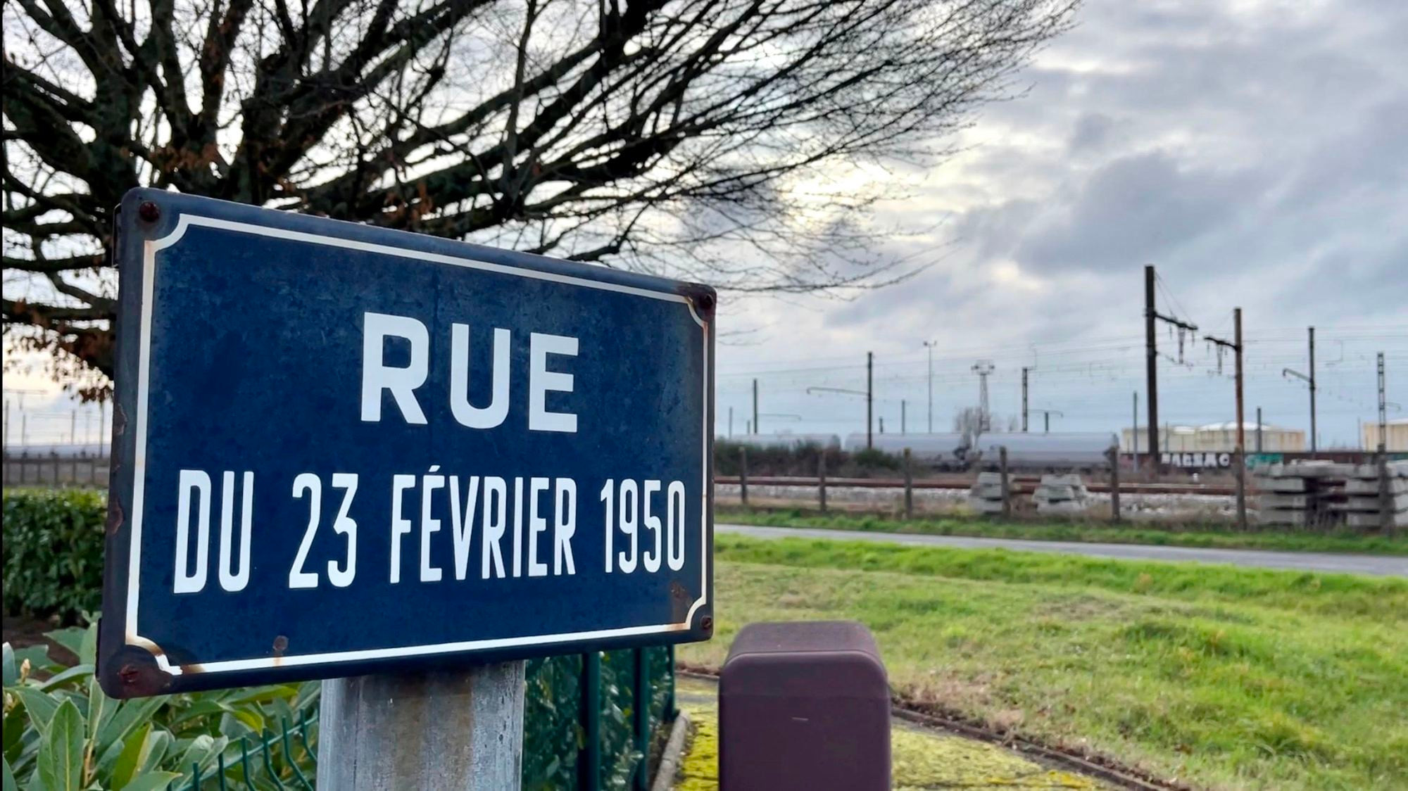 Năm 1967, chính quyền thành phố Saint-Pierre-des-Corps quyết định đặt tên phố "23/2/1950", đối diện nơi diễn ra sự kiện lịch sử năm xưa, để ghi nhớ hành động dũng cảm của bà Raymonde Dien.