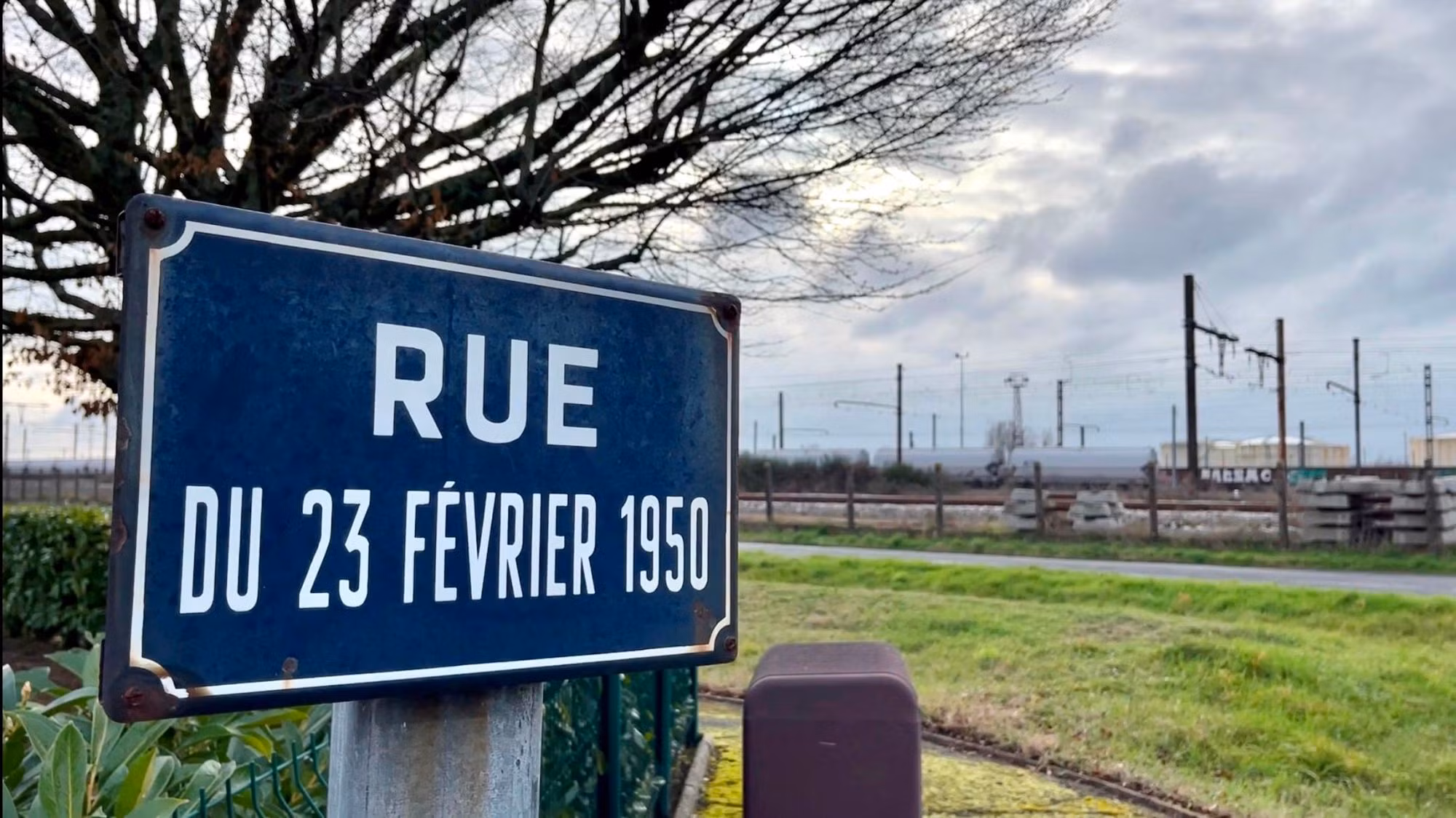 Năm 1967, chính quyền thành phố Saint-Pierre-des-Corps quyết định đặt tên phố "23/2/1950", đối diện nơi diễn ra sự kiện lịch sử năm xưa, để ghi nhớ hành động dũng cảm của bà Raymonde Dien.