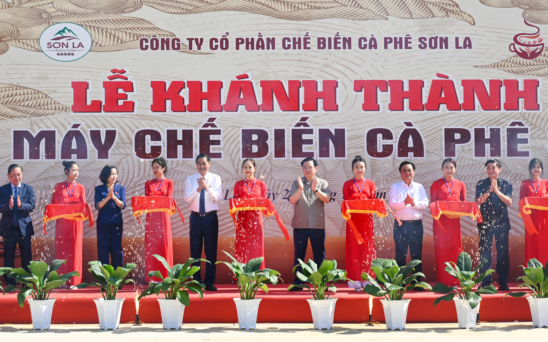 Chủ tịch Quốc hội Vương Đình Huệ cùng các đại biểu thực hiện nghi thức khánh thành Nhà máy chế biến cà-phê Sơn La. Chủ tịch Quốc hội Vương Đình Huệ cùng các đại biểu thực hiện nghi thức khánh thành Nhà máy chế biến cà-phê Sơn La.