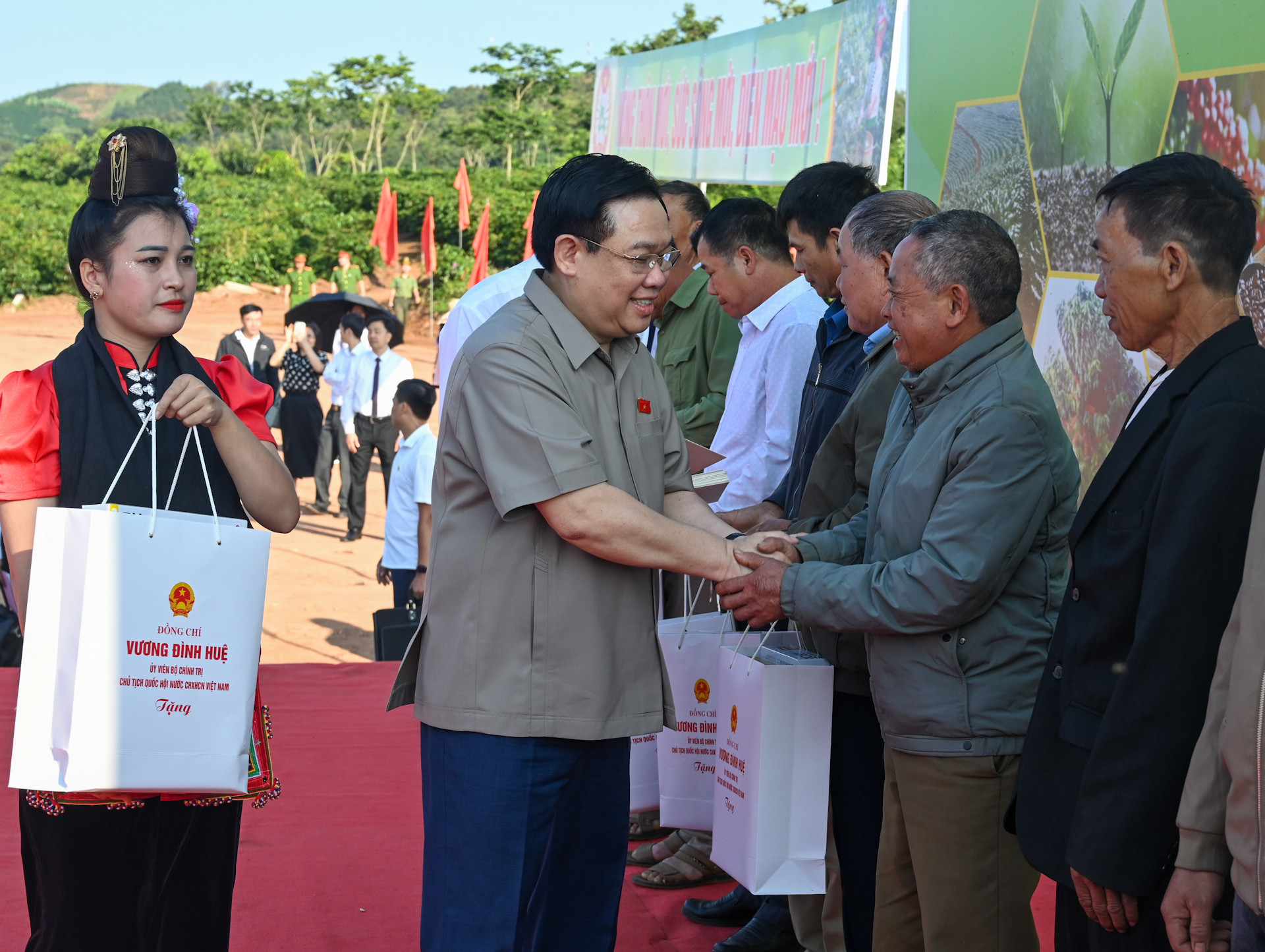 Chủ tịch Quốc hội Vương Đình Huệ tặng quà cho hộ nghèo, gia đình chính sách tại xã Hua La, thành phố Sơn La. Chủ tịch Quốc hội Vương Đình Huệ tặng quà cho hộ nghèo, gia đình chính sách tại xã Hua La, thành phố Sơn La.