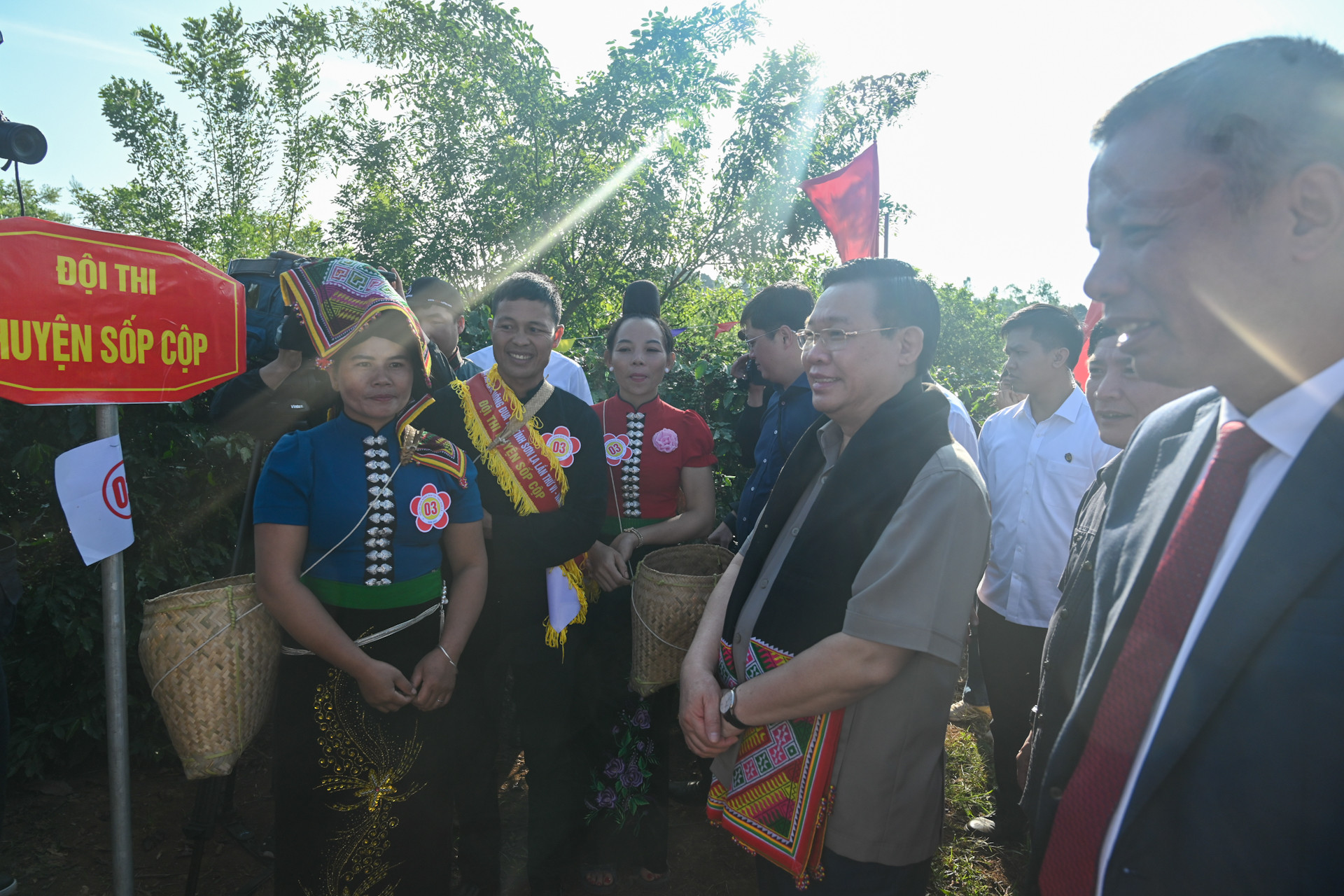 Chủ tịch Quốc hội Vương Đình Huệ động viên các đội thi hái quả cà-phê tham gia Hội thi Nhà nông đua tài. Chủ tịch Quốc hội Vương Đình Huệ động viên các đội thi hái quả cà-phê tham gia Hội thi Nhà nông đua tài.