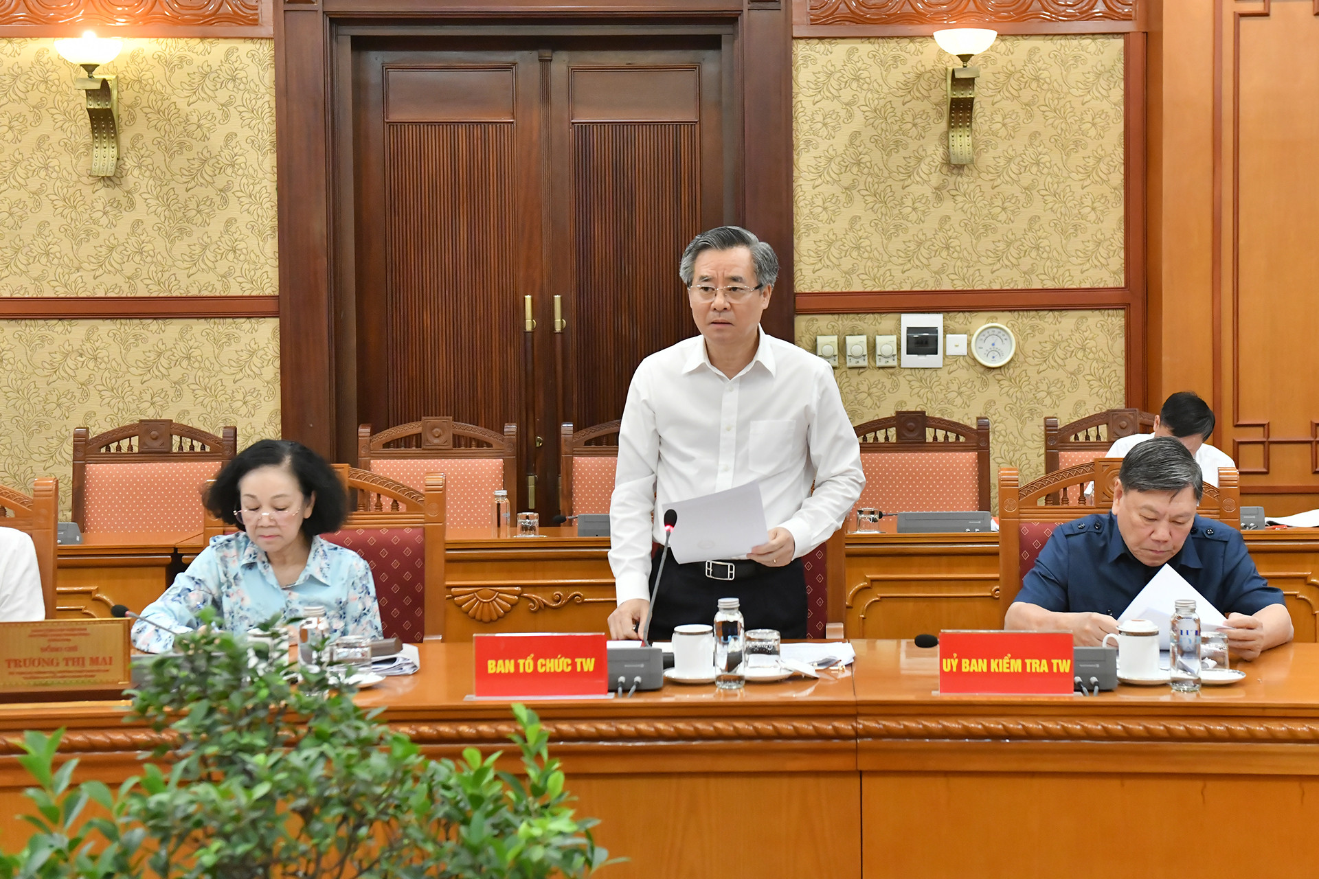 Phó Trưởng Ban Tổ chức Trung ương Nguyễn Quang Dương phát biểu tại Hội nghị.