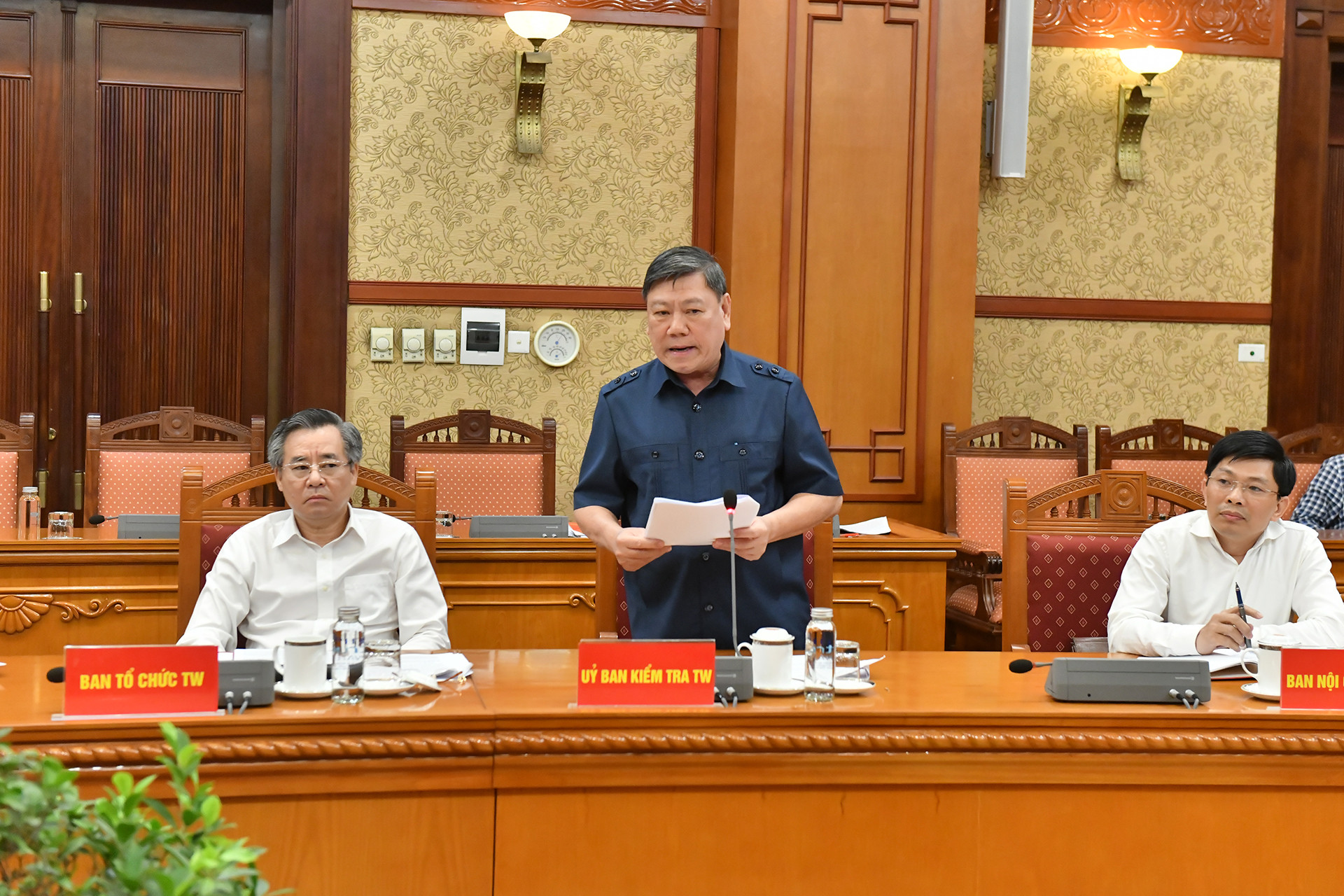 Phó Chủ nhiệm Thường trực Ủy ban Kiểm tra Trung ương Trần Văn Rón phát biểu tại Hội nghị.