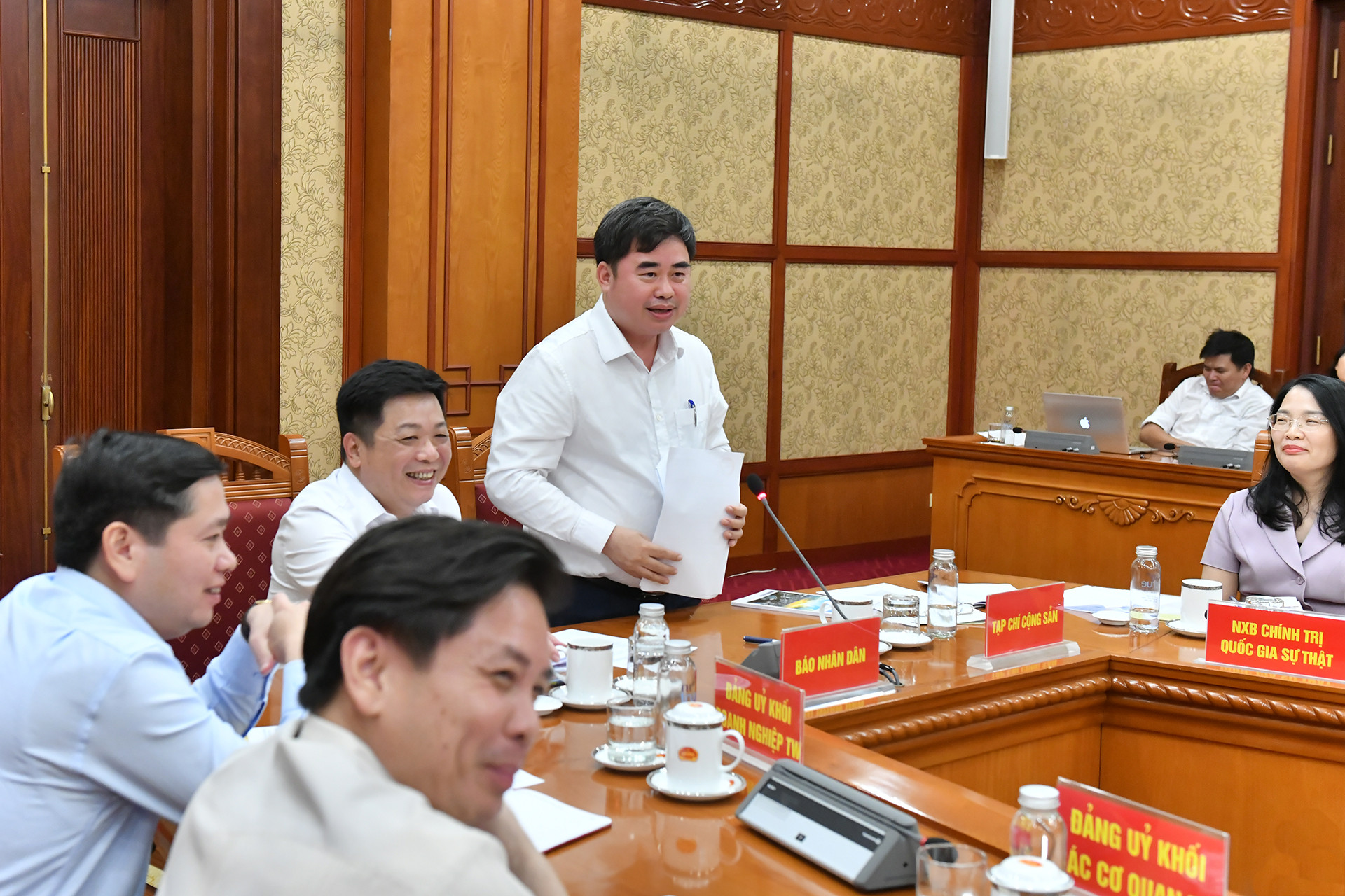 Lãnh đạo Tạp chí Cộng sản phát biểu tại hội nghị.