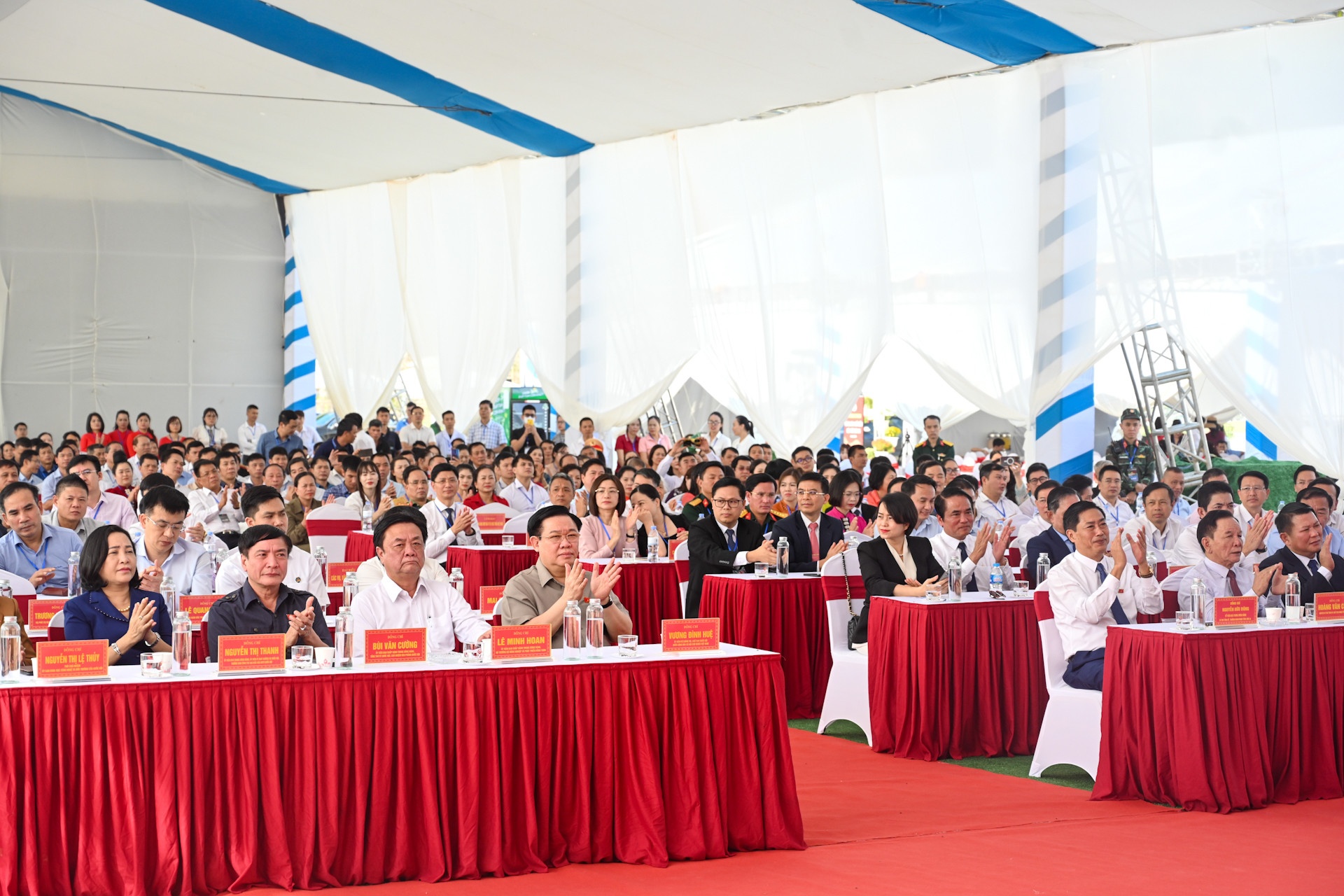 Sáng cùng ngày, Chủ tịch Quốc hội Vương Đình Huệ và đoàn công tác Quốc hội dự Lễ khánh thành Nhà máy chế biến cà-phê Sơn La tại xã Mường Bon, huyện Mai Sơn. Sáng cùng ngày, Chủ tịch Quốc hội Vương Đình Huệ và đoàn công tác Quốc hội dự Lễ khánh thành Nhà máy chế biến cà-phê Sơn La tại xã Mường Bon, huyện Mai Sơn.