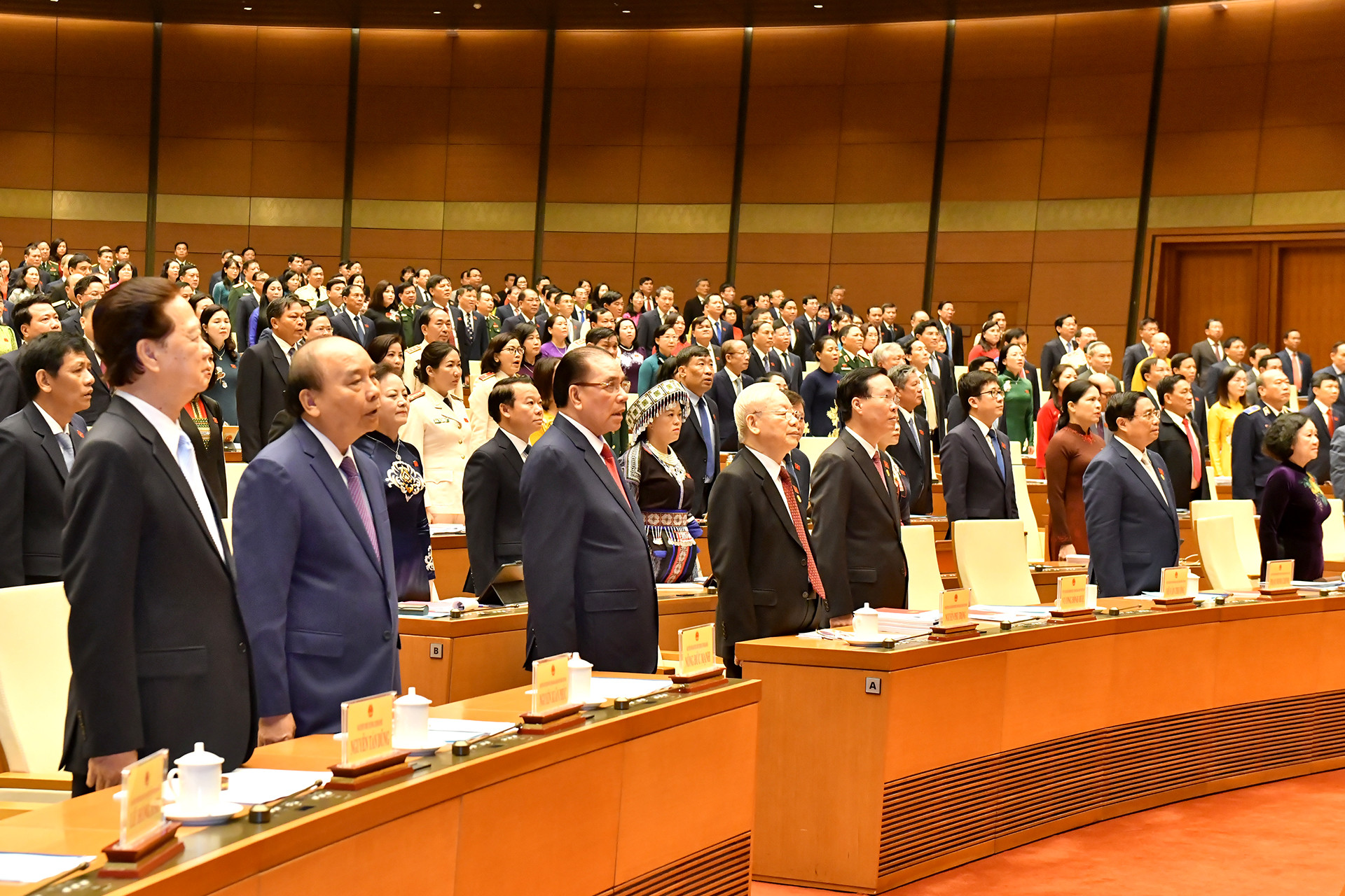 Tổng Bí thư Nguyễn Phú Trọng cùng các đồng chí lãnh đạo, nguyên lãnh đạo Đảng và Nhà nước thực hiện nghi lễ chào cờ.