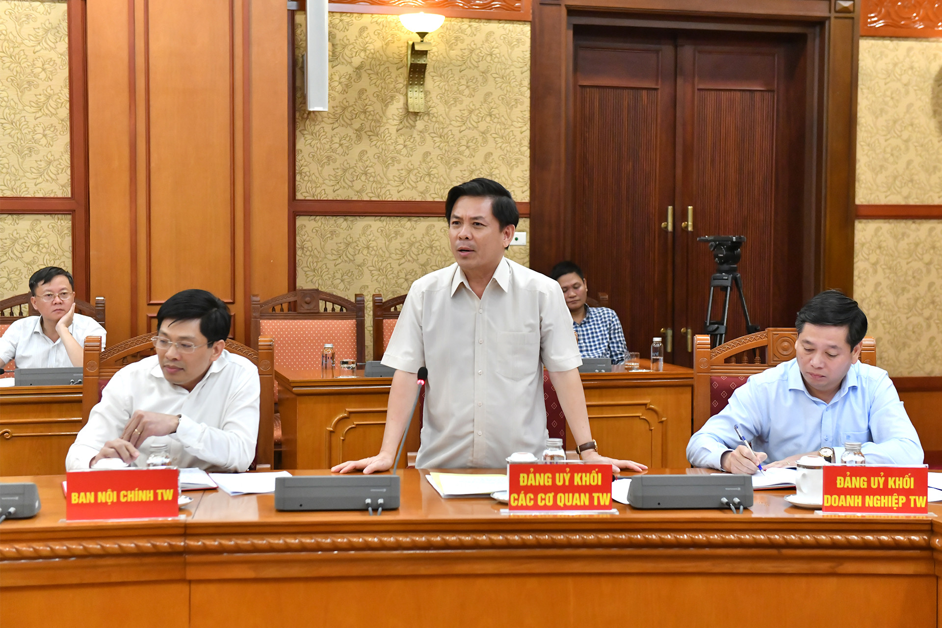 Bí thư Đảng ủy Khối các cơ quan Trung ương Nguyễn Văn Thể phát biểu tại Hội nghị.