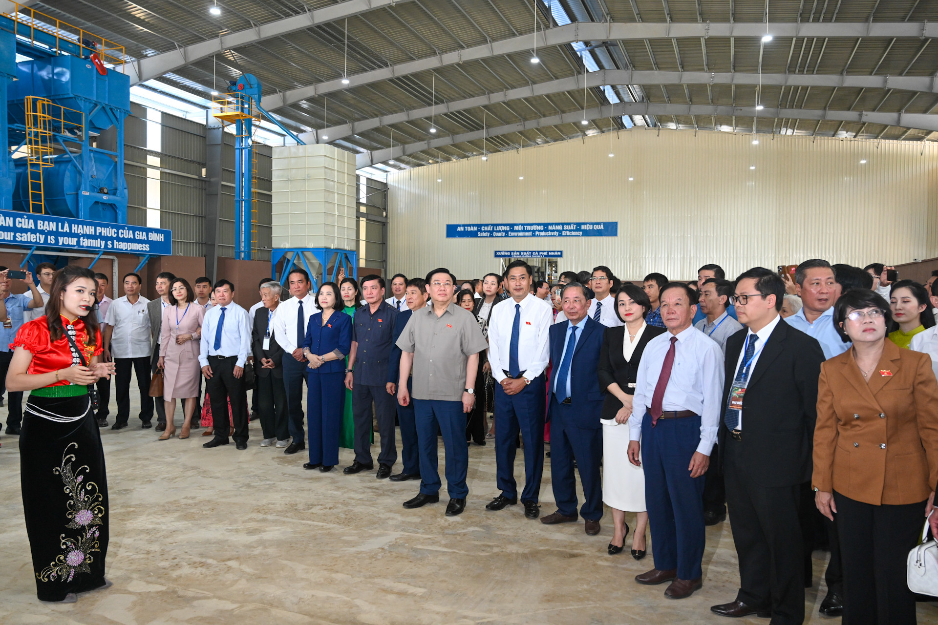 Chủ tịch Quốc hội cùng các đại biểu nghe giới thiệu về công nghệ, dây chuyền sản xuất của nhà máy. Chủ tịch Quốc hội cùng các đại biểu nghe giới thiệu về công nghệ, dây chuyền sản xuất của nhà máy.