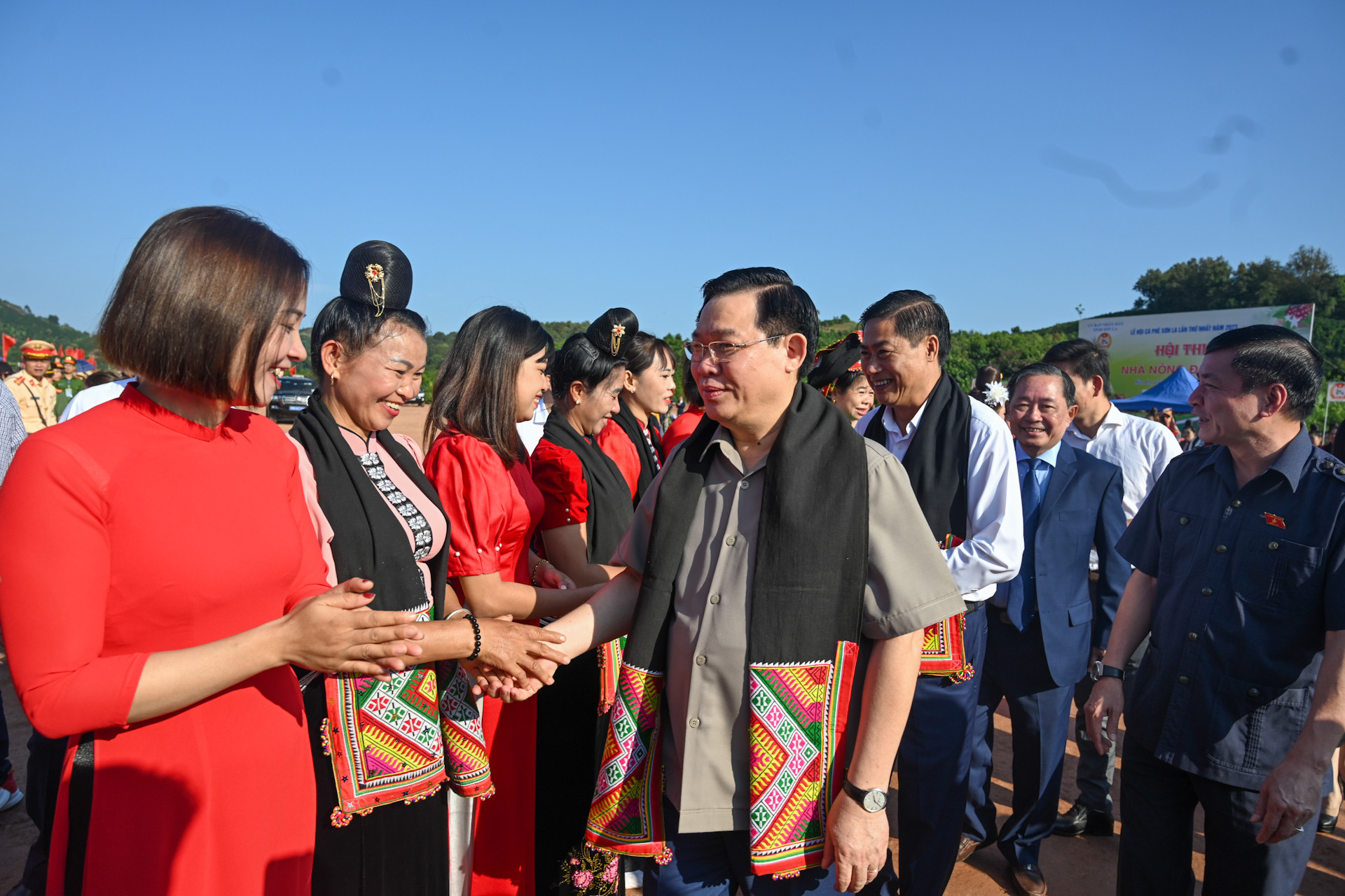 Chủ tịch Quốc hội Vương Đình Huệ với đồng bào các dân tộc tại xã Hua La. Chủ tịch Quốc hội Vương Đình Huệ với đồng bào các dân tộc tại xã Hua La.