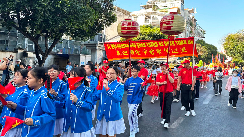 Nhóm “Kiều nữ gánh hoa” diễu hành tại lễ hội