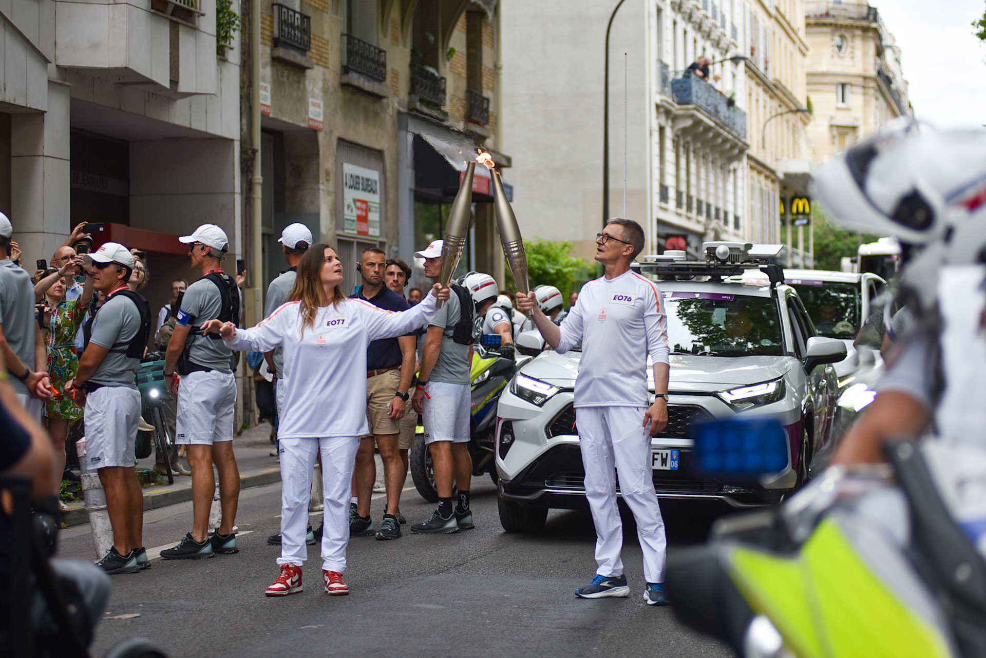 Ngọn lửa thiêng của Thế vận hội Olympic được truyền tiếp giữa các vận động viên ngay trên phố, mang lại nhiều cảm xúc ấn tượng và thân thuộc cho chính người dân trong khu vực. (Ảnh: MINH DUY)