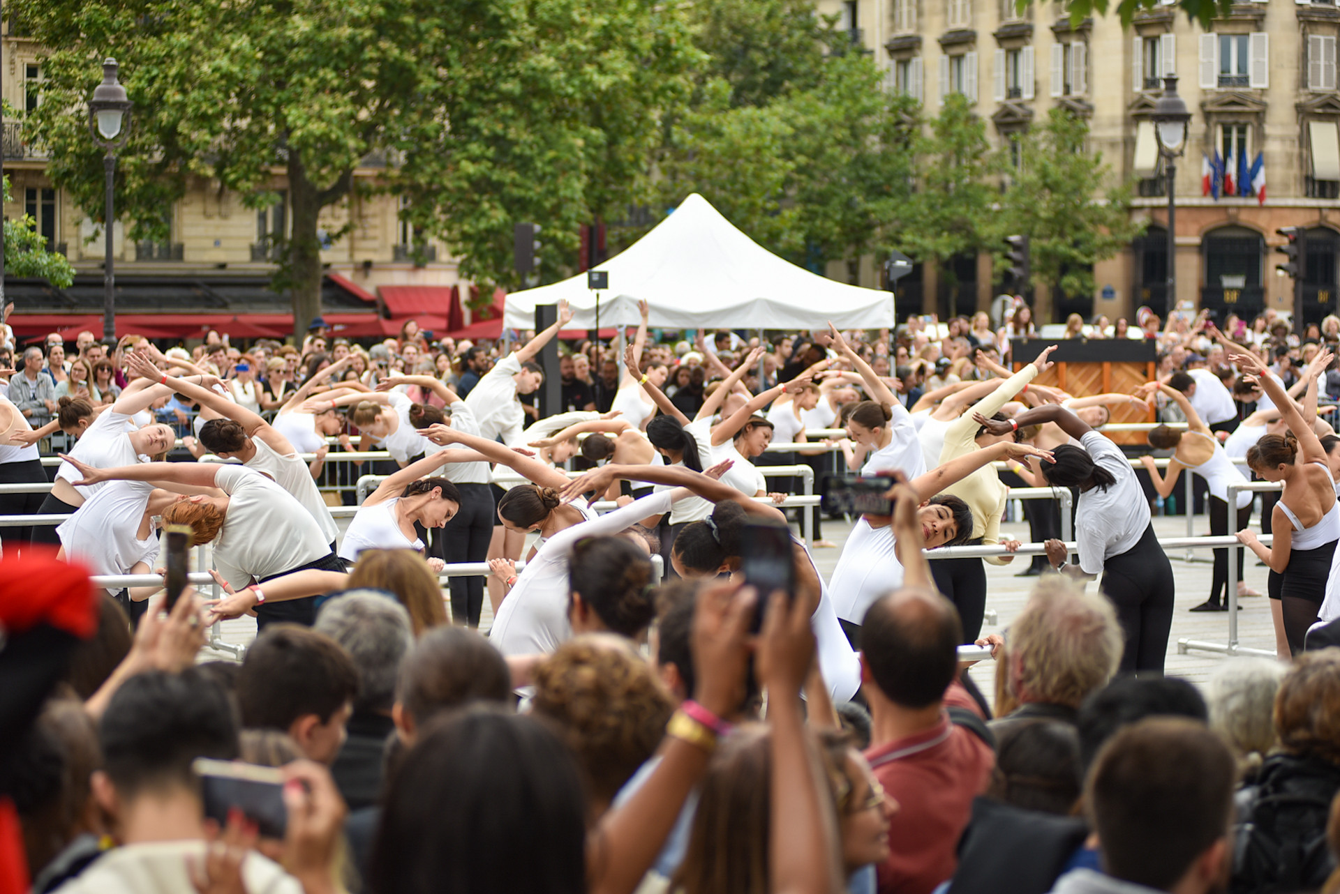 Tại quảng trường Bastille, người dân Pháp và du khách quốc tế có dịp được thưởng thức tiết mục đồng diễn múa ballet của nhà soạn nhạc thiên tài Tchaikovsky do các vũ công từ Nhà hát Opera Paris trình diễn. (Ảnh: KHẢI HOÀN)
