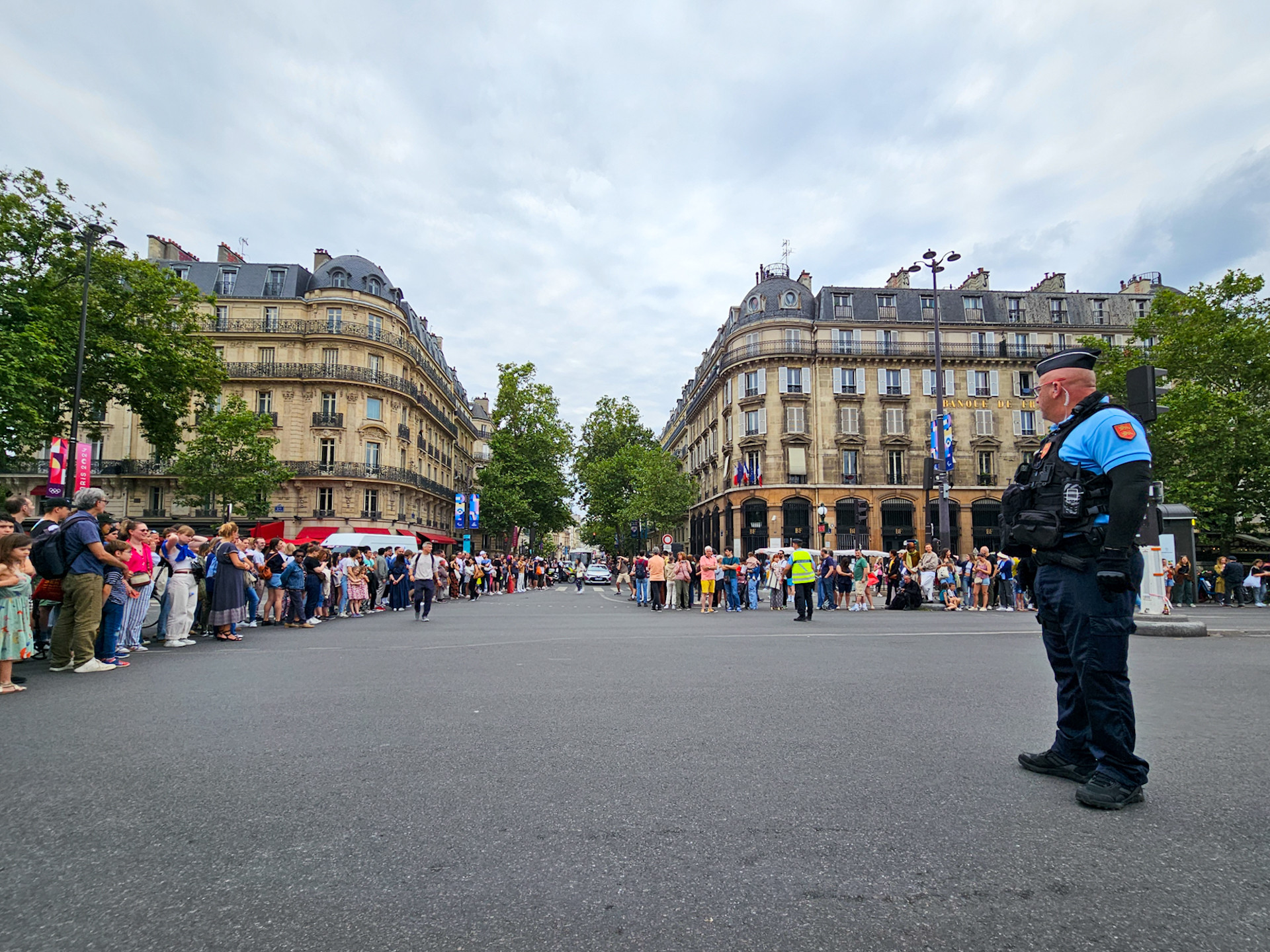 Trước khi xuất hiện chính thức tại Lễ khai mạc Olympic 2024 sẽ diễn ra vào ngày 26/7, ngọn đuốc Thế vận hội đã trải qua cuộc hành trình xuyên suốt hơn 400 thành phố và thị trấn của nước Pháp, với sự rước đón của hơn 10.000 người. (Ảnh: MINH DUY)