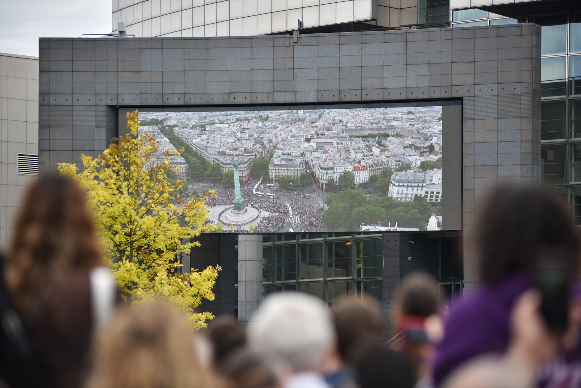 Tại các điểm chuyển tiếp ngọn lửa Olympic, những màn hình cỡ lớn vốn được sử dụng để quảng cáo cũng được tận dụng để trình chiếu cho người dân thuận tiện quan sát. (Ảnh: MINH DUY)
