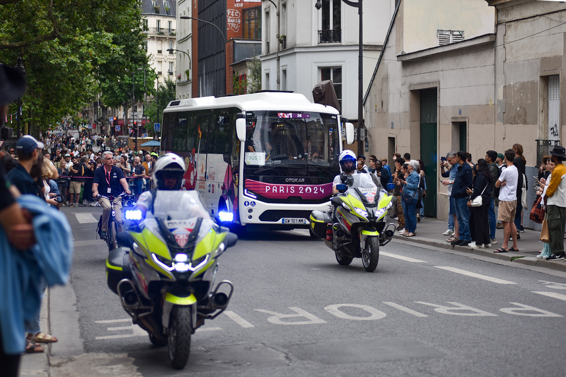 Hành trình của ngọn đuốc Olympic đi qua những con phố của thủ đô Paris trong hai ngày 14 và 15/7. Các công tác tổ chức phân luồng giao thông có đôi chút ảnh hưởng tới sinh hoạt thường ngày của người dân, nhưng ai nấy cũng đều phấn khởi cho khoảnh khắc khó quên với ngọn lửa Thế vận hội. (Ảnh: KHẢI HOÀN)