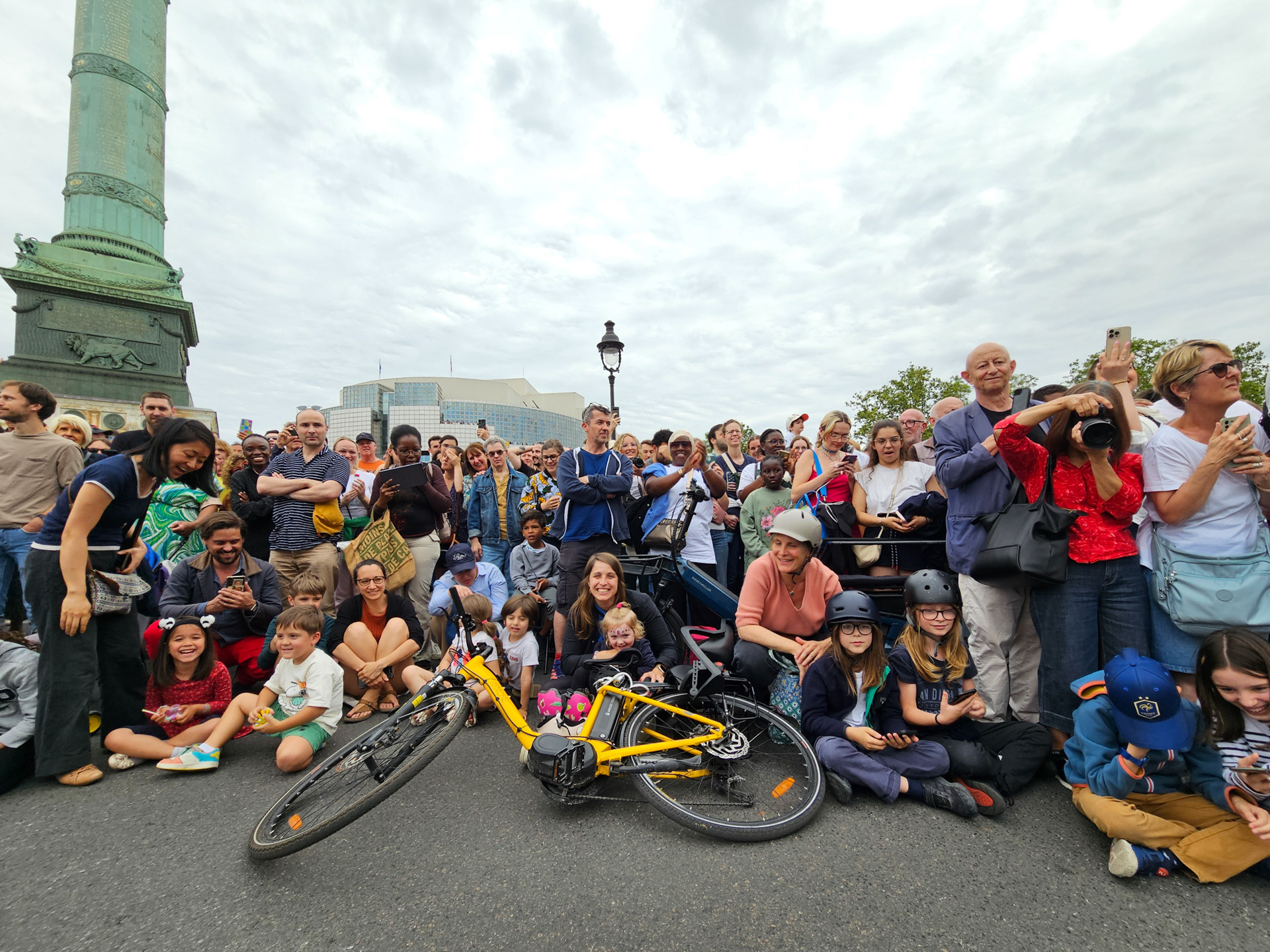 Tại các điểm chuyển tiếp, không khí của kỳ thế vận hội lớn nhất hành tinh càng nóng bỏng hơn nữa với những đám đông náo nhiệt tới chứng kiến hình ảnh ngọn đuốc biểu trưng cho hòa bình của nhân loại. Khoảng 1.600 cảnh sát và hiến binh cùng 18.000 nhân viên an ninh được huy động cho sự kiện đặc biệt này. (Ảnh: MINH DUY)