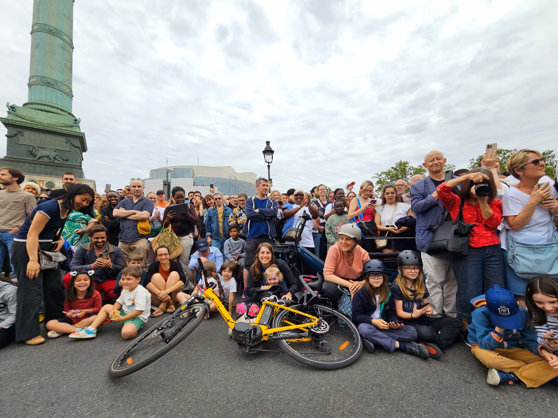 Tại các điểm chuyển tiếp, không khí của kỳ thế vận hội lớn nhất hành tinh càng nóng bỏng hơn nữa với những đám đông náo nhiệt tới chứng kiến hình ảnh ngọn đuốc biểu trưng cho hòa bình của nhân loại. Khoảng 1.600 cảnh sát và hiến binh cùng 18.000 nhân viên an ninh được huy động cho sự kiện đặc biệt này. (Ảnh: MINH DUY)