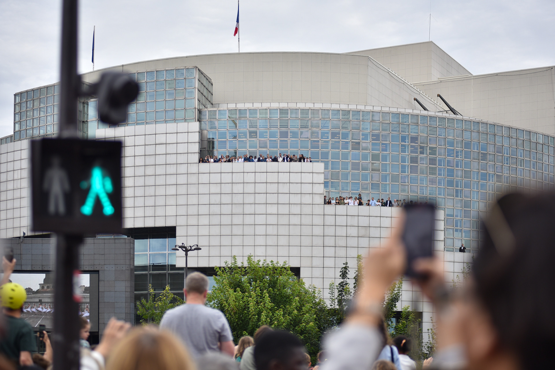 Nhiều tòa nhà văn phòng trở thành điểm quan sát lý tưởng hành trình của ngọn đuốc cho nhân viên các công ty, doanh nghiệp tạm thời nghỉ ngơi đôi phút trong giờ hành chính. (Ảnh: MINH DUY)