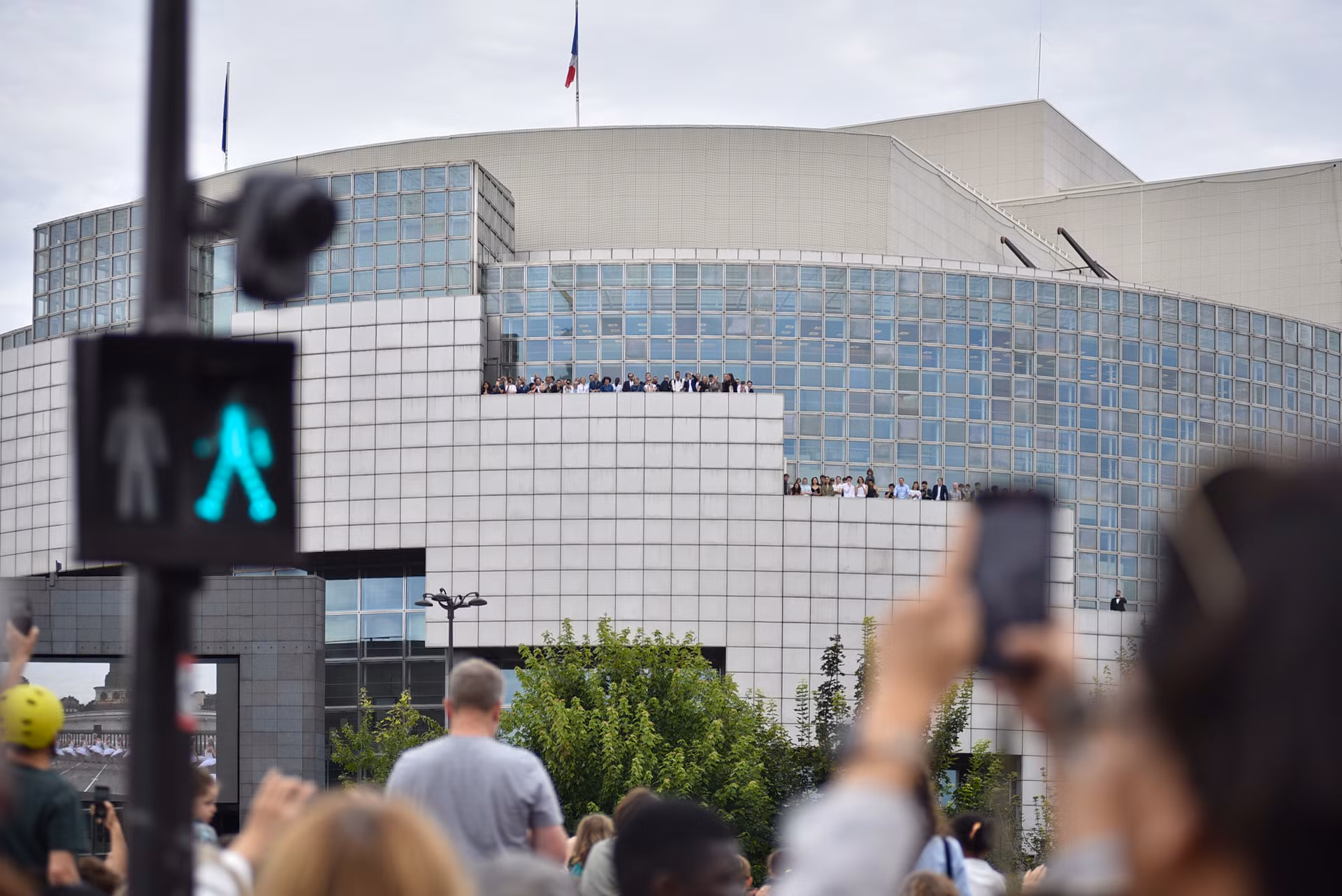 Nhiều tòa nhà văn phòng trở thành điểm quan sát lý tưởng hành trình của ngọn đuốc cho nhân viên các công ty, doanh nghiệp tạm thời nghỉ ngơi đôi phút trong giờ hành chính. (Ảnh: MINH DUY)