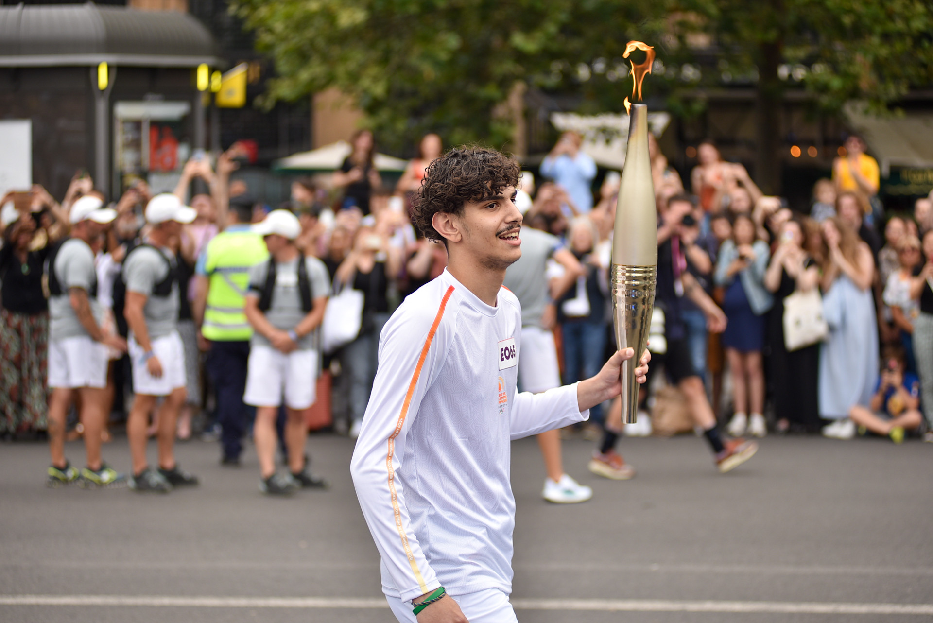 Nghệ sĩ piano trẻ 17 tuổi người Pháp Rayane Hechmi là người rước ngọn đuốc tới quảng trường Bastille, để truyền lửa lại cho người tiếp theo trên hành trình. (Ảnh: MINH DUY)