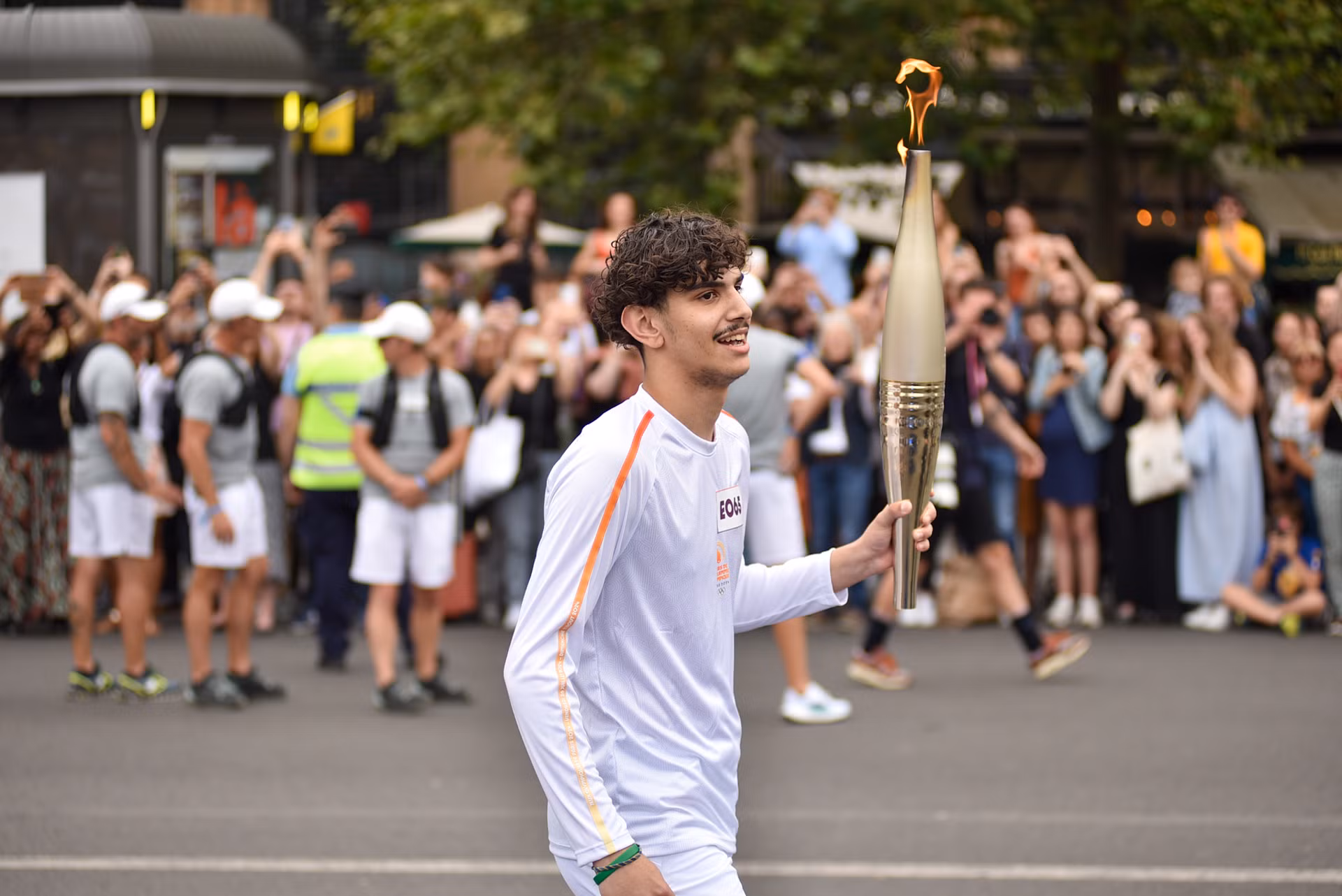 Nghệ sĩ piano trẻ 17 tuổi người Pháp Rayane Hechmi là người rước ngọn đuốc tới quảng trường Bastille, để truyền lửa lại cho người tiếp theo trên hành trình. (Ảnh: MINH DUY)