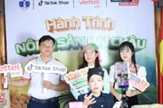 Người dân vùng cao được Viettel Post hướng dẫn, tham gia bán hàng trên nền tảng thương mại điện tử. (Ảnh: TUẤN ANH)