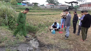 Cơ quan chức năng tiến hành giám định số nước thải từ cơ sở sơ chế cà-phê của ông Lò Văn Thanh đã xả ra môi trường.